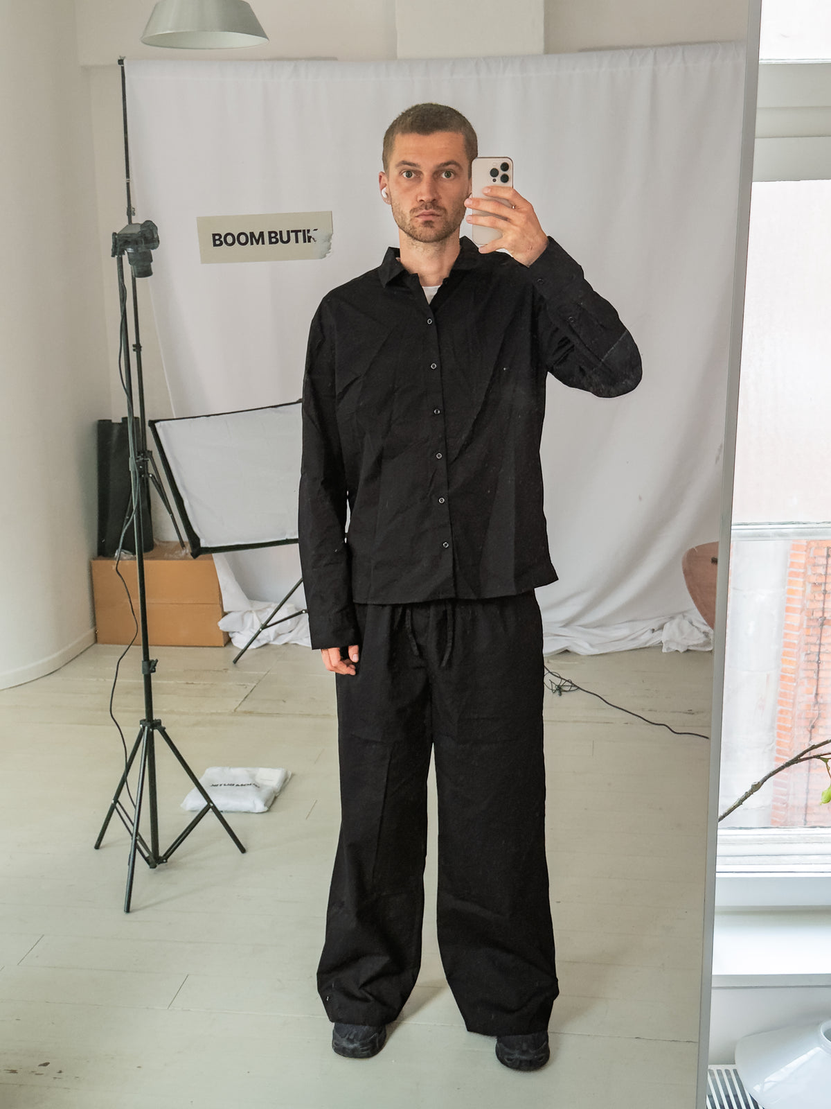 Viggo är 195 cm lång och bär storlek XL. | svart