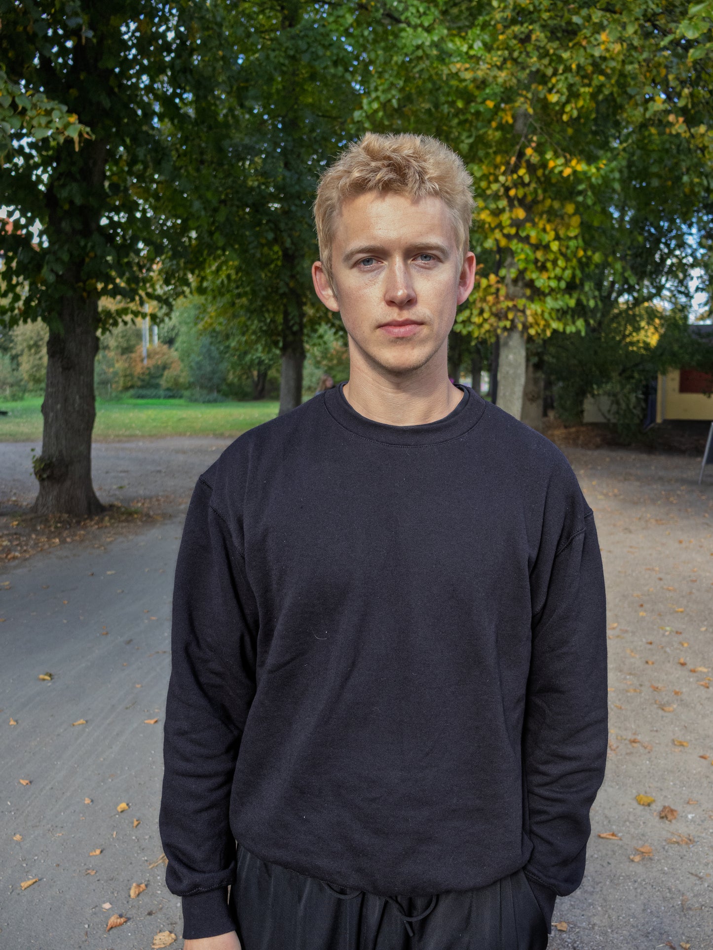 Peter är 188 cm lång och bär storlek XL. | svart