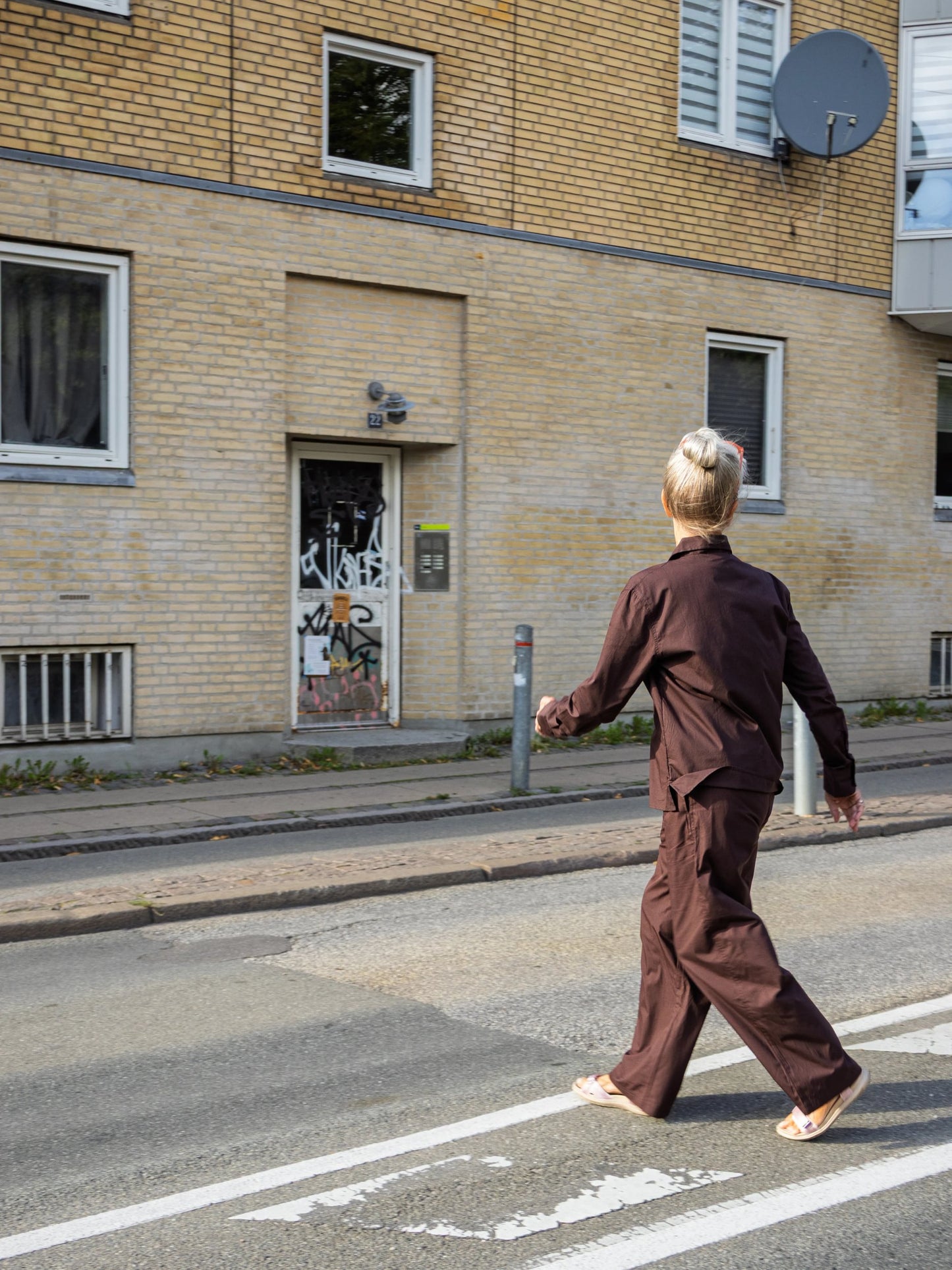 Bodil är 162 cm lång och bär storlek S. | mörkbrun