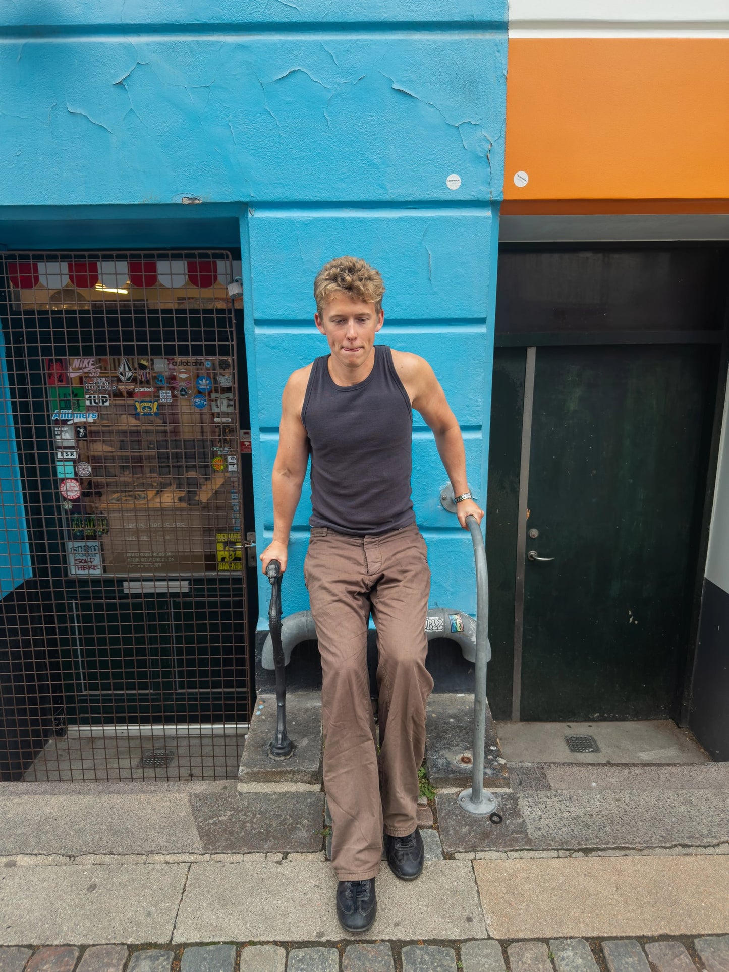 Peter är 188 cm lång och bär storlek XL. | mörkgrå