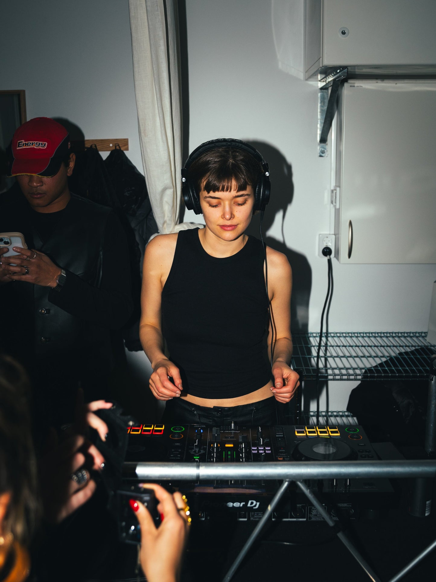 Karin är 168 cm lång och bär storlek S. | svart