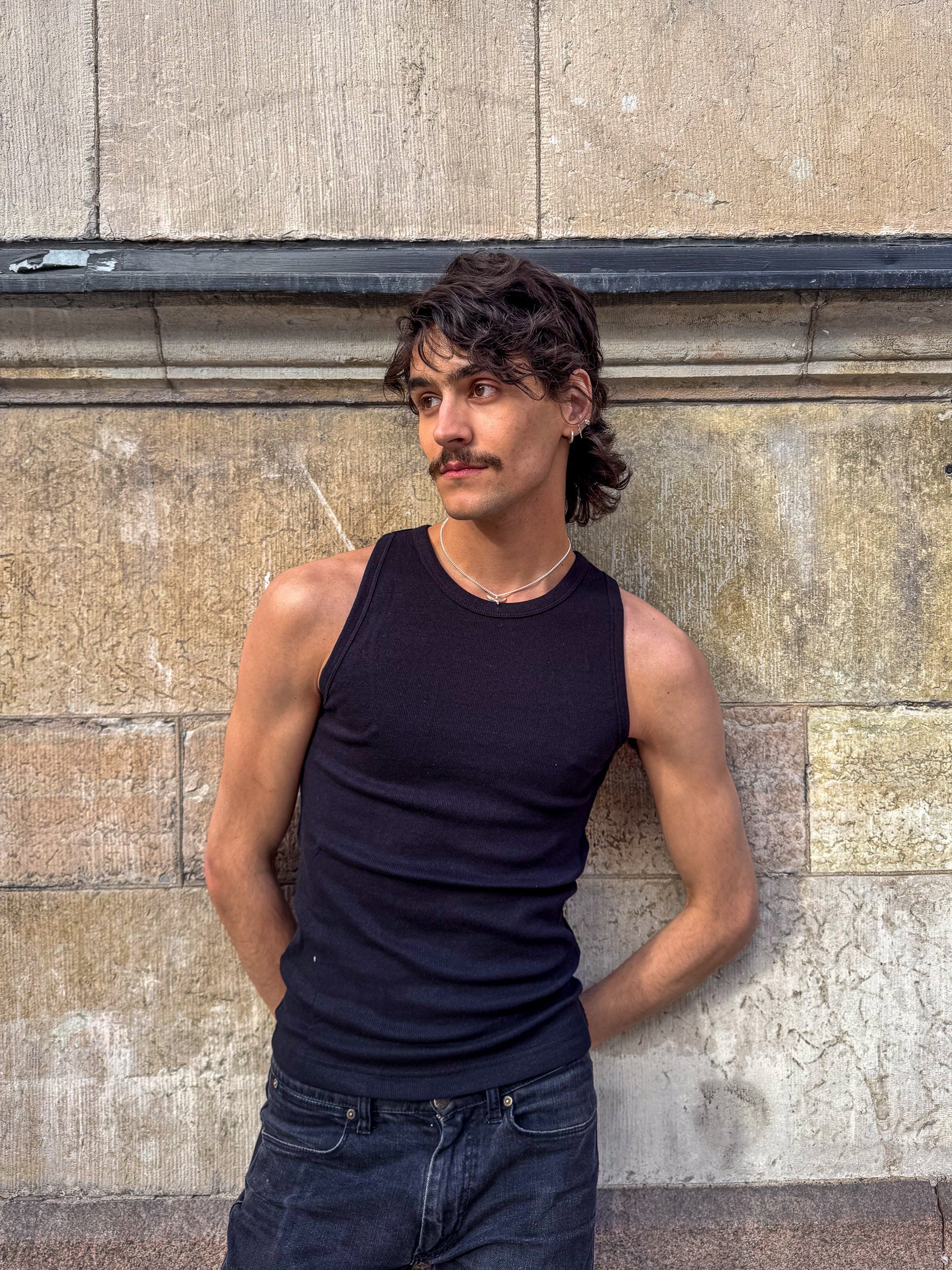 Samuel är 185 cm lång och bär storlek M. | svart