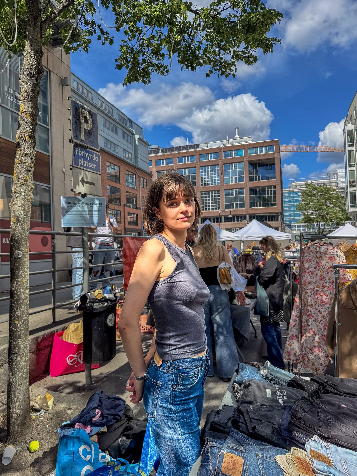 Karin är 168 cm lång och bär storlek S. | mörkgrå