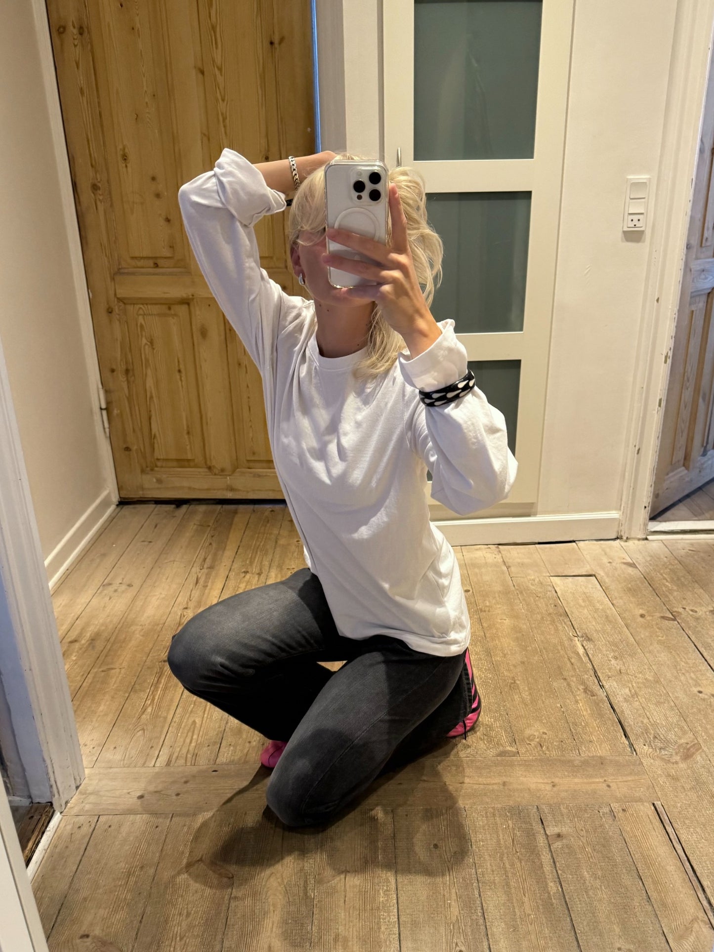 Sofie är 170 cm lång och bär storlek M. | vit