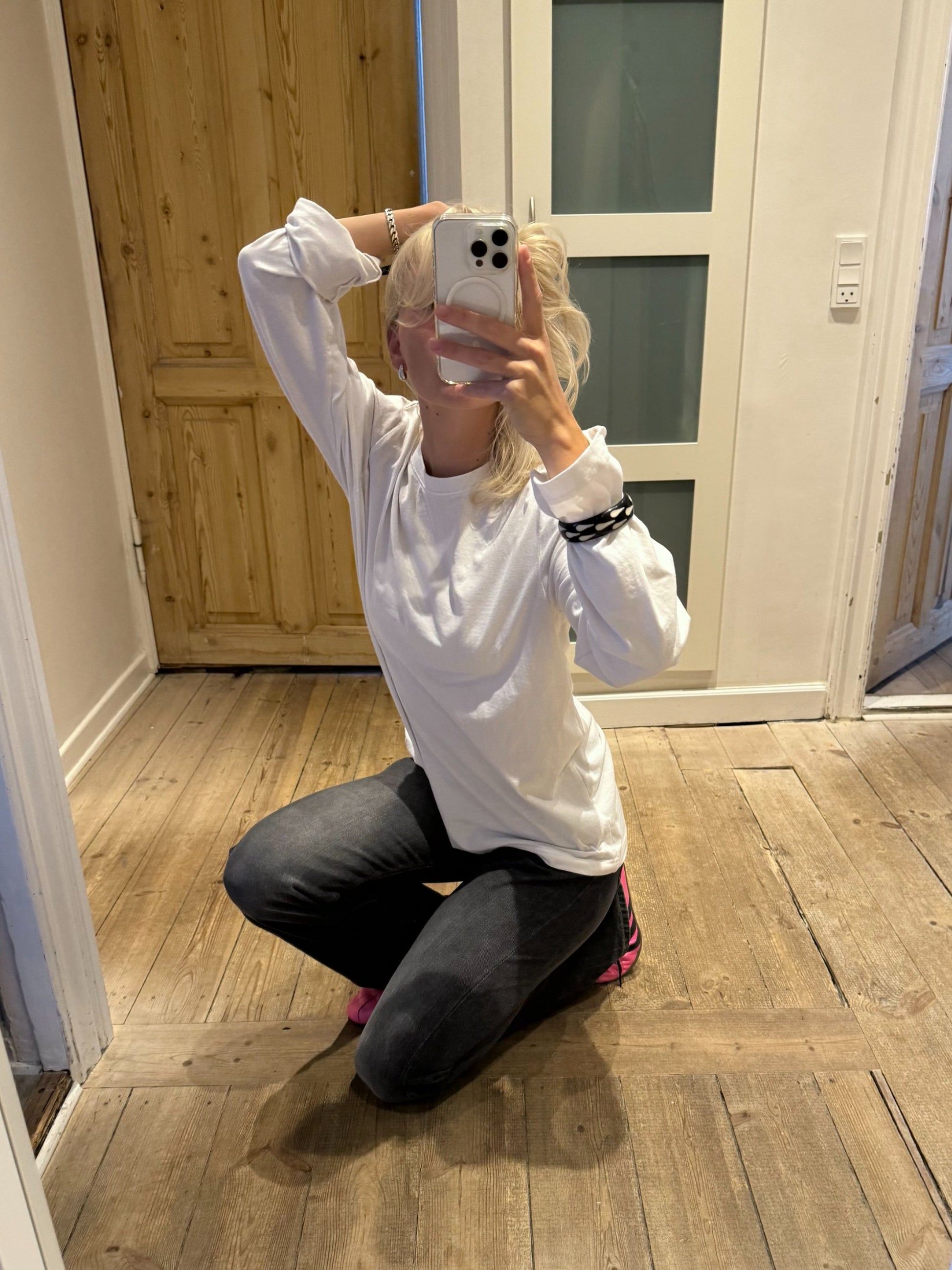 Sofie är 170 cm lång och bär storlek M. | vit