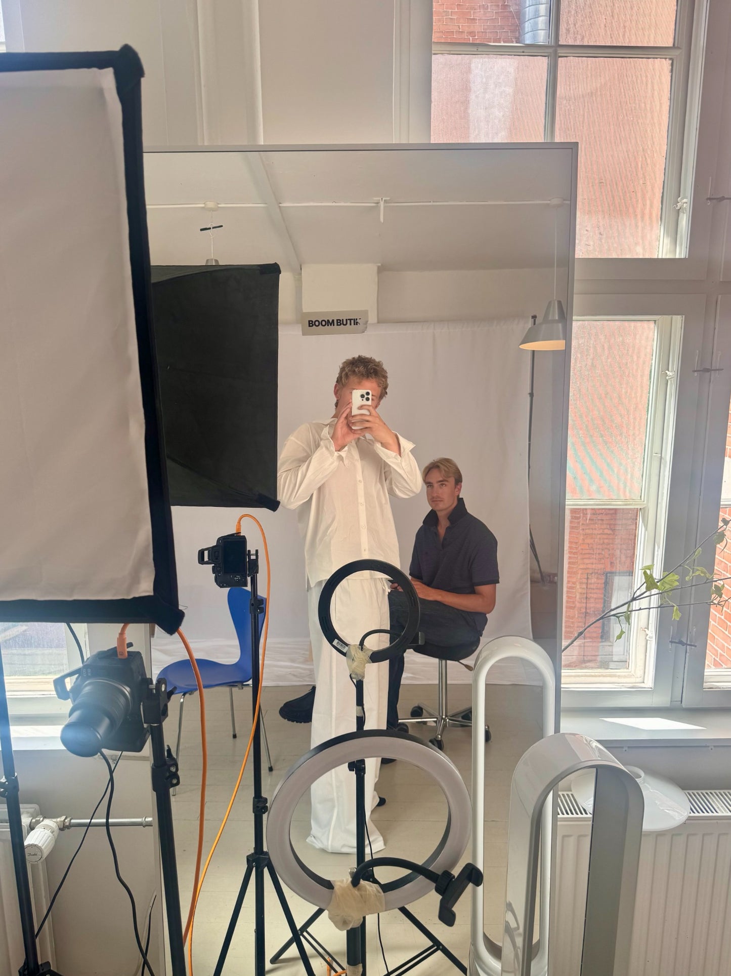 Peter är 188 cm lång och bär storlek L. | vit