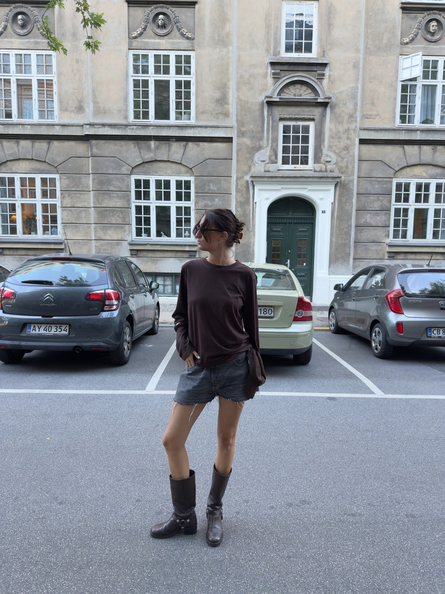 Rose är 176 cm lång och bär storlek M. | mörkbrun