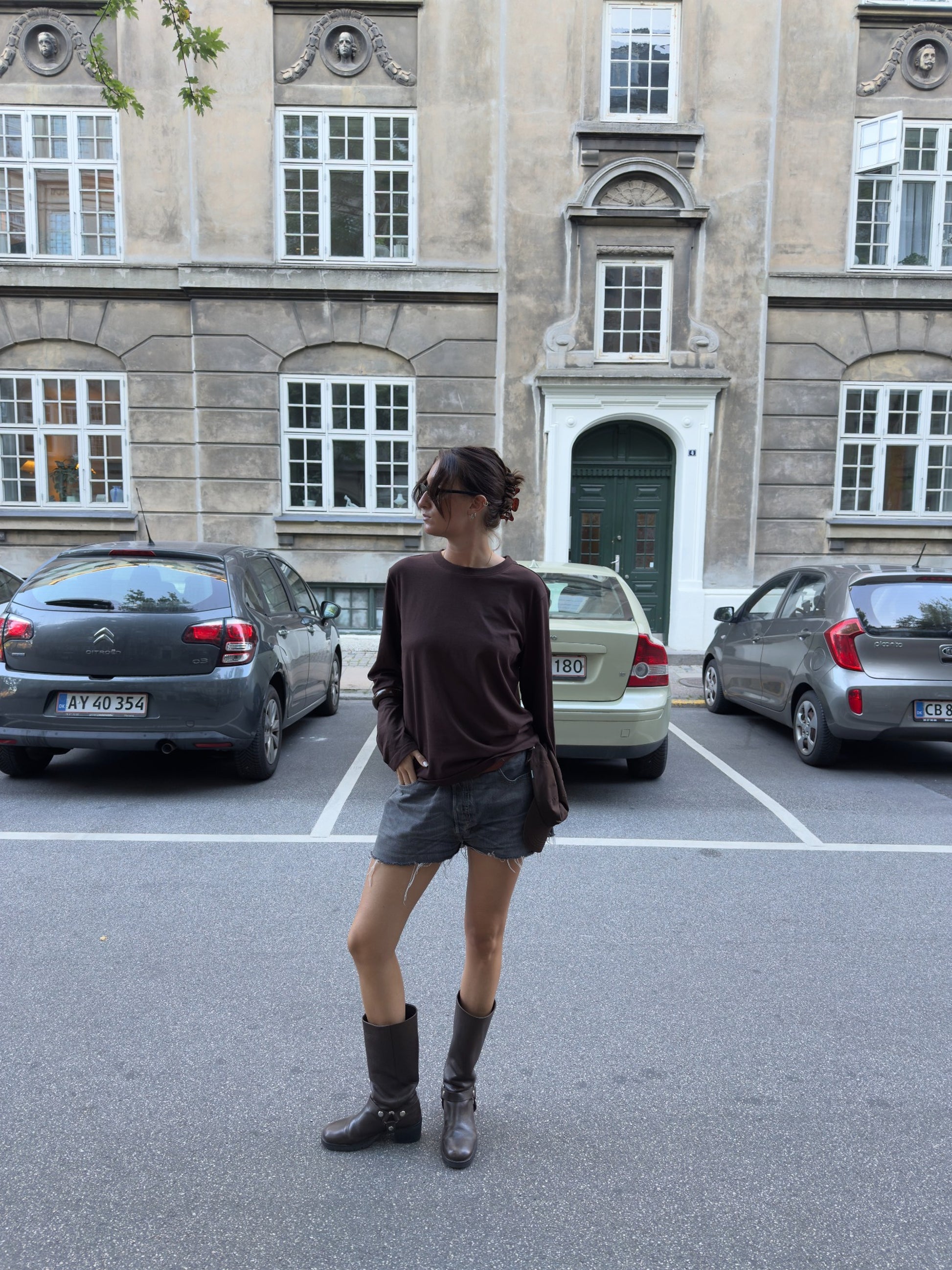 Rose är 176 cm lång och bär storlek M. | mörkbrun