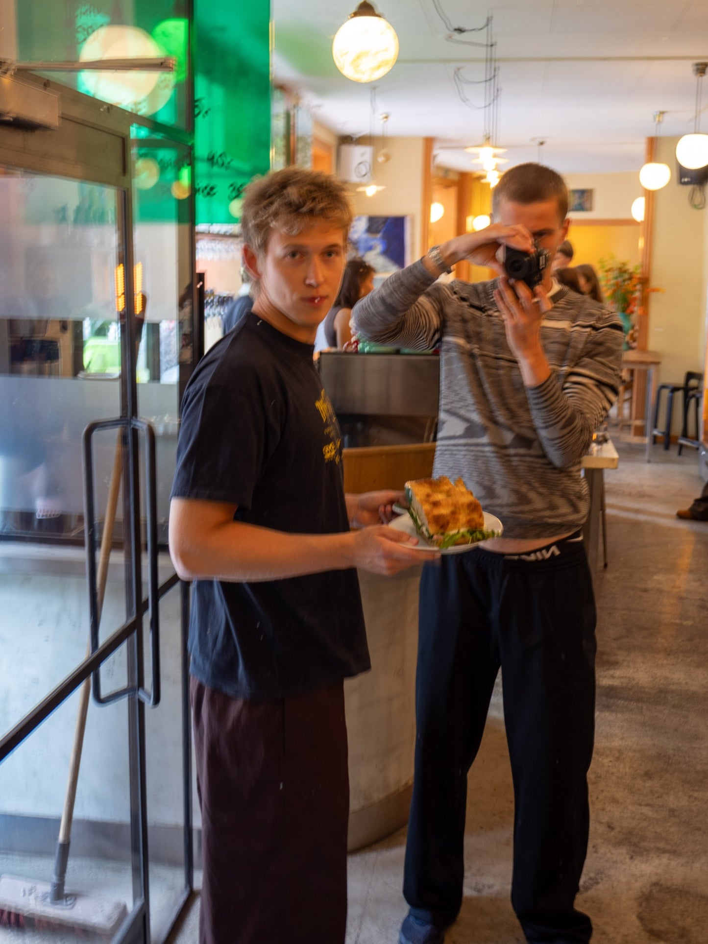 Peter är 188 cm lång och bär storlek L. | mörkbrun