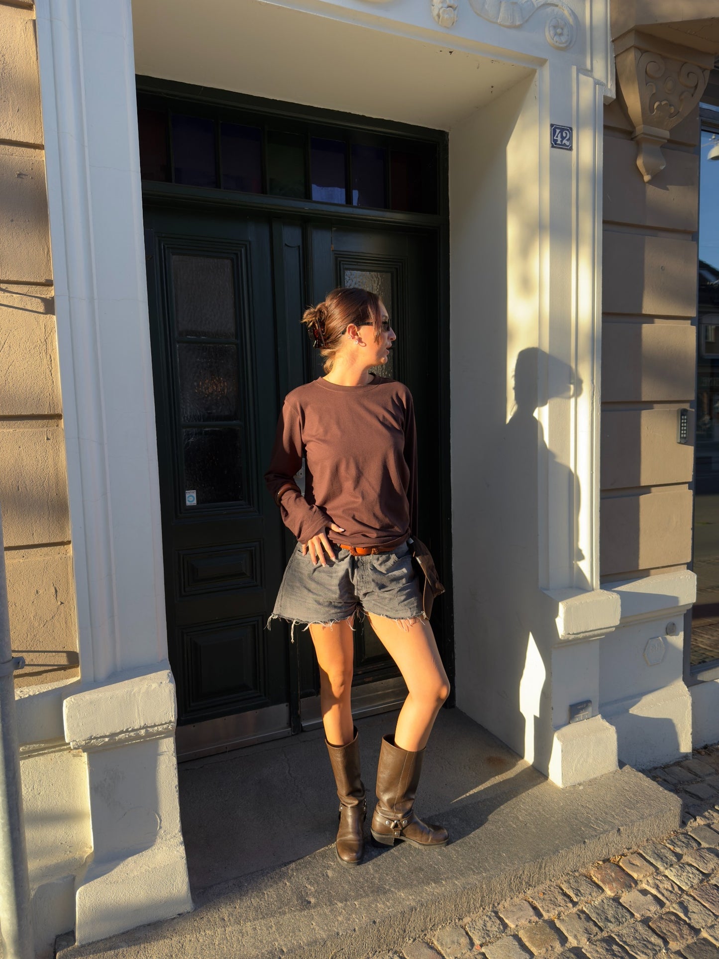 Rose är 176 cm lång och bär storlek M. | mörkbrun