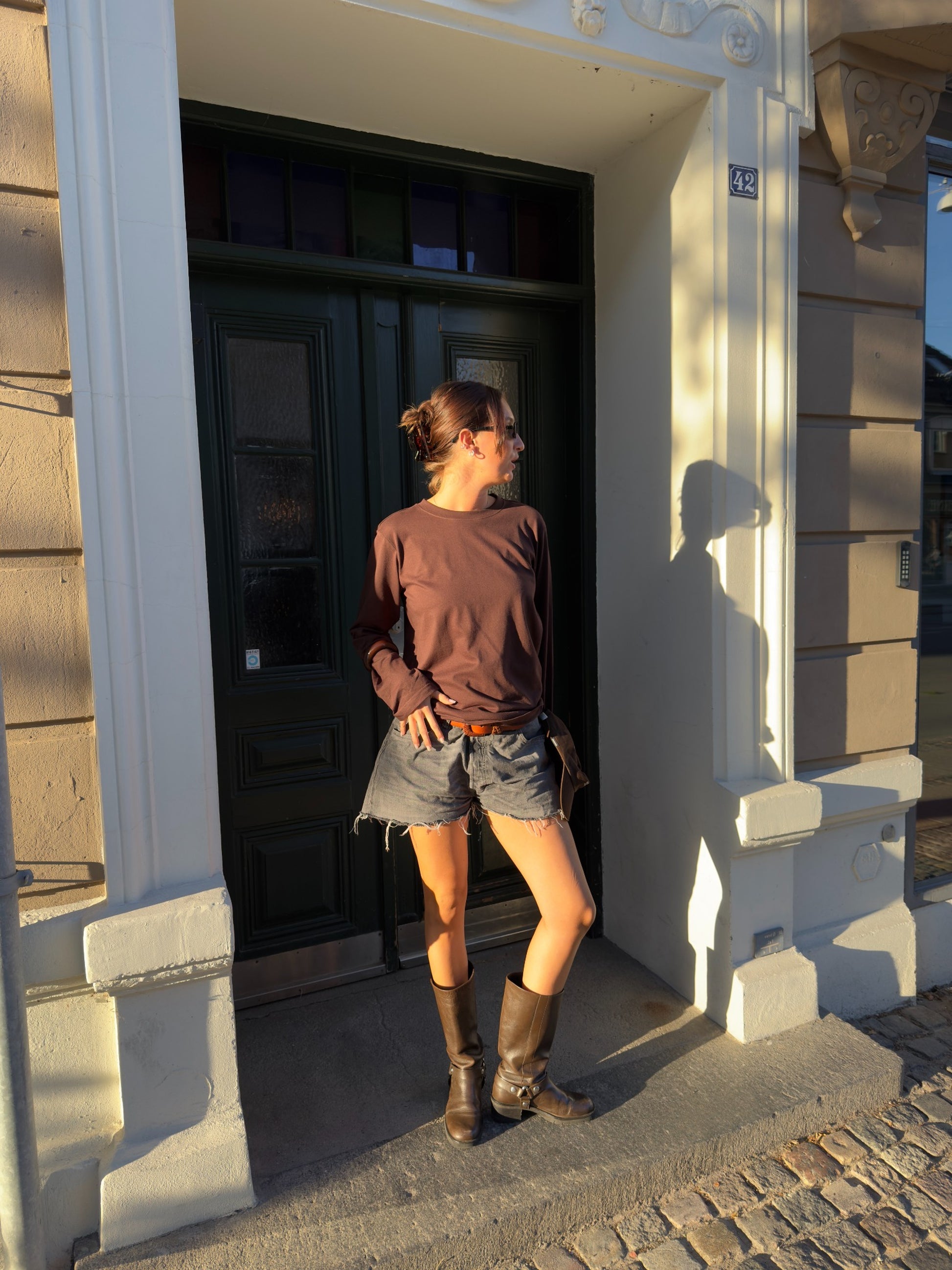 Rose är 176 cm lång och bär storlek M. | mörkbrun