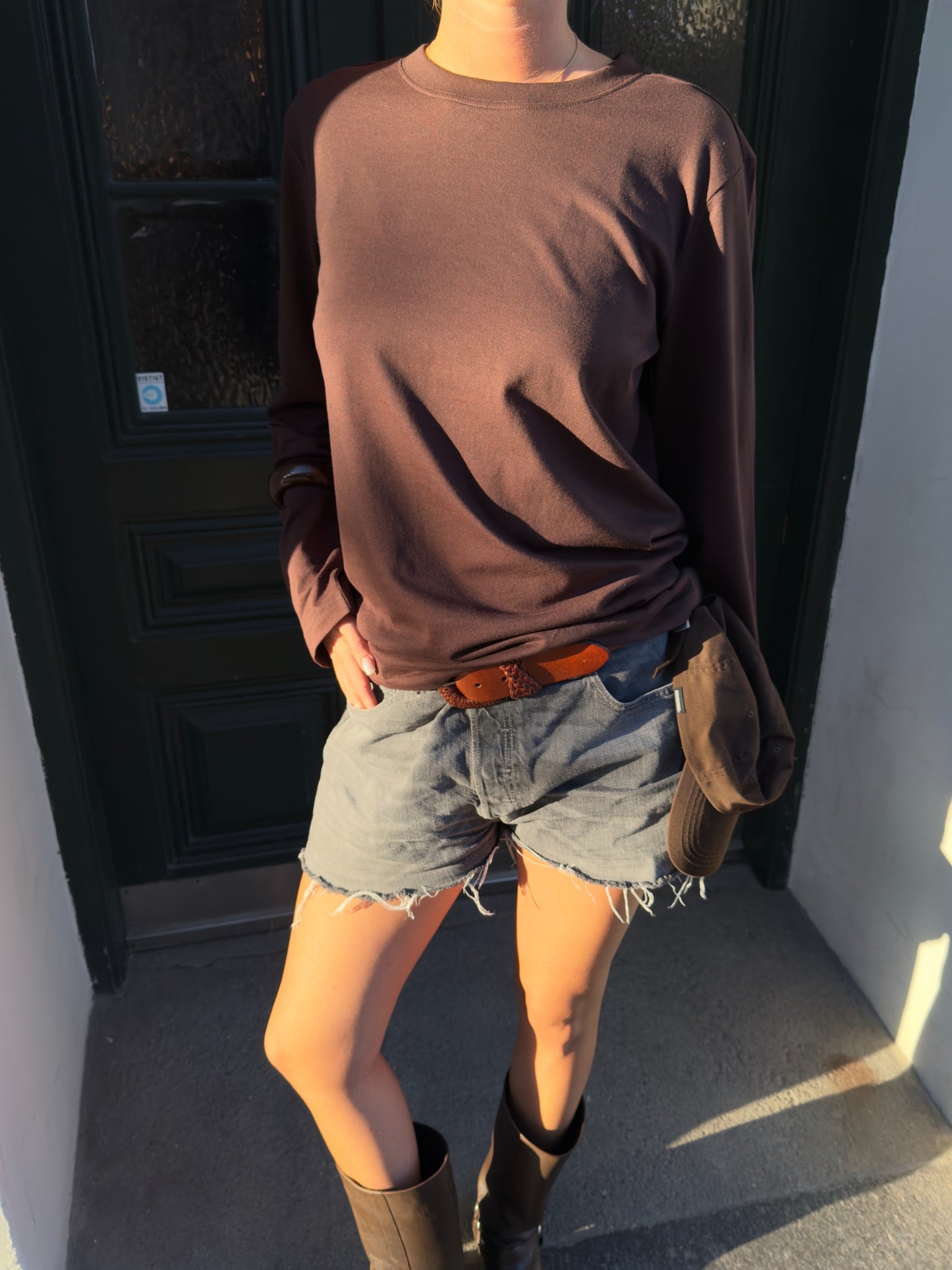 Rose är 176 cm lång och bär storlek M. | mörkbrun