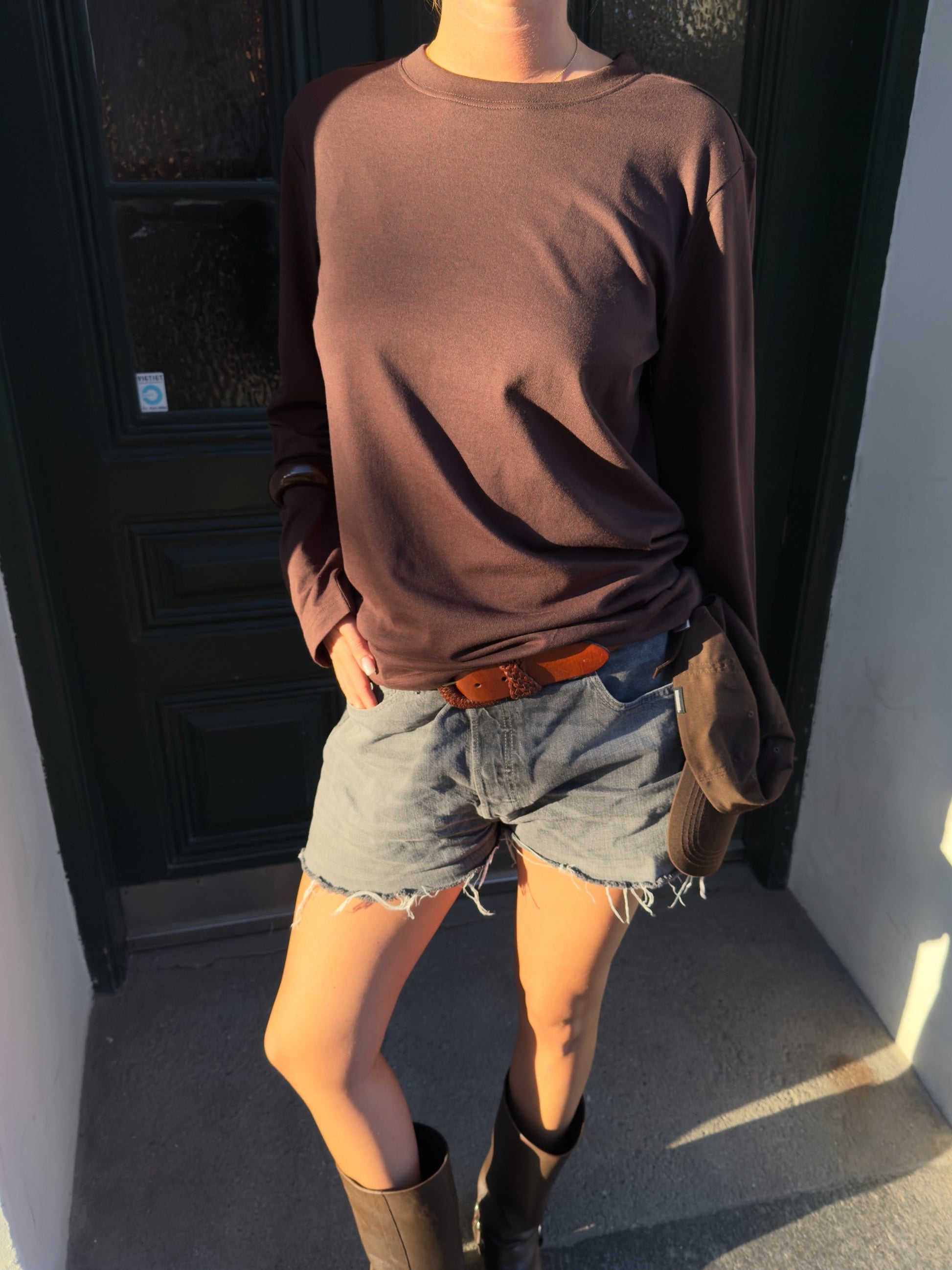 Rose är 176 cm lång och bär storlek M. | mörkbrun