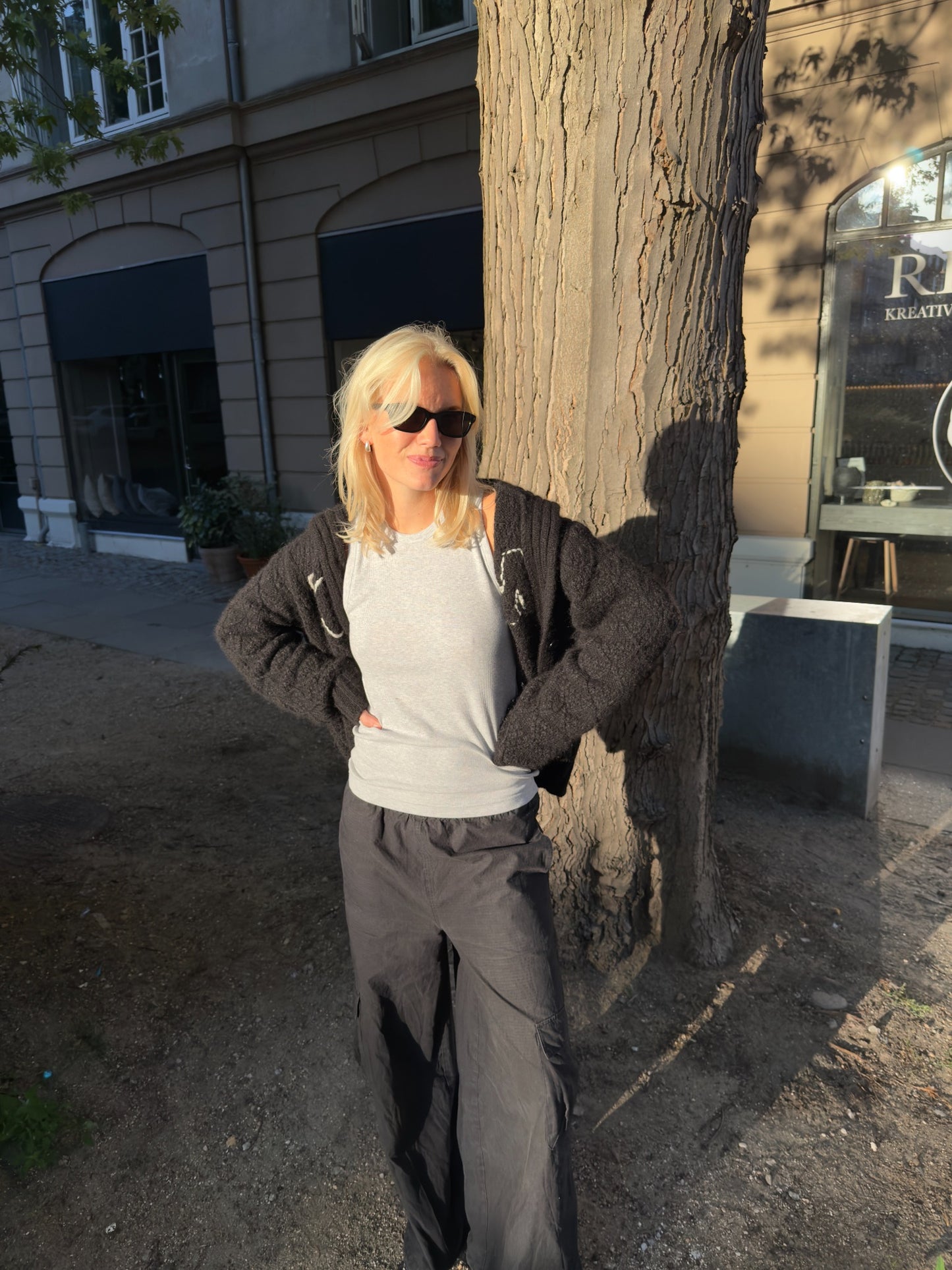 Sofie är 170 cm lång och bär storlek S. | mörkblå