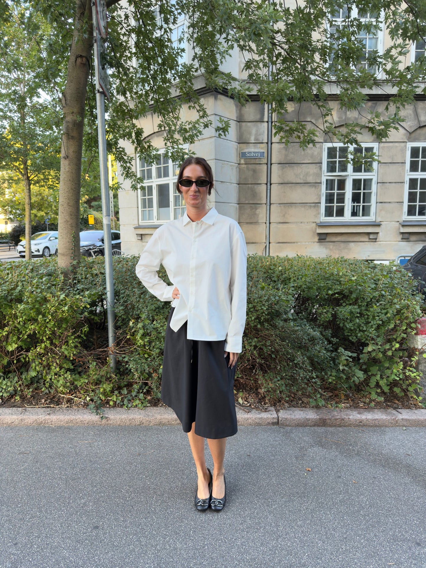 Rose är 176 cm lång och bär storlek M. | vit