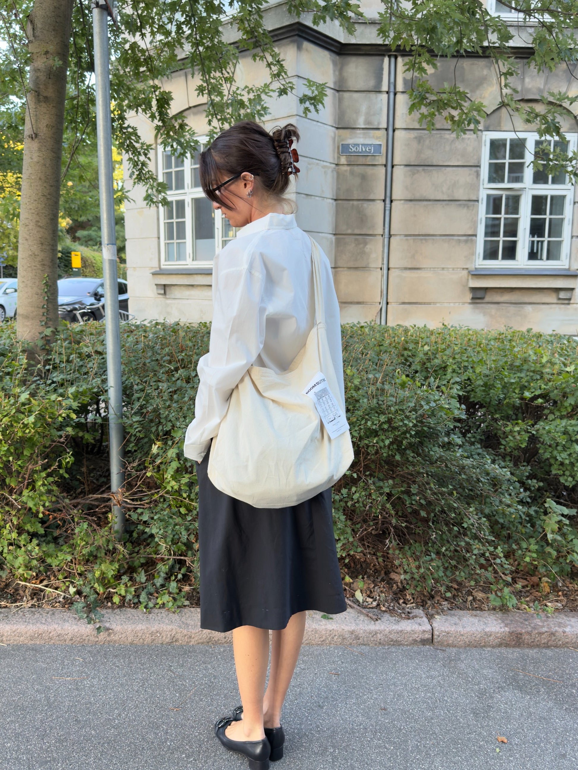 Rose är 176 cm lång och bär storlek M. | vit