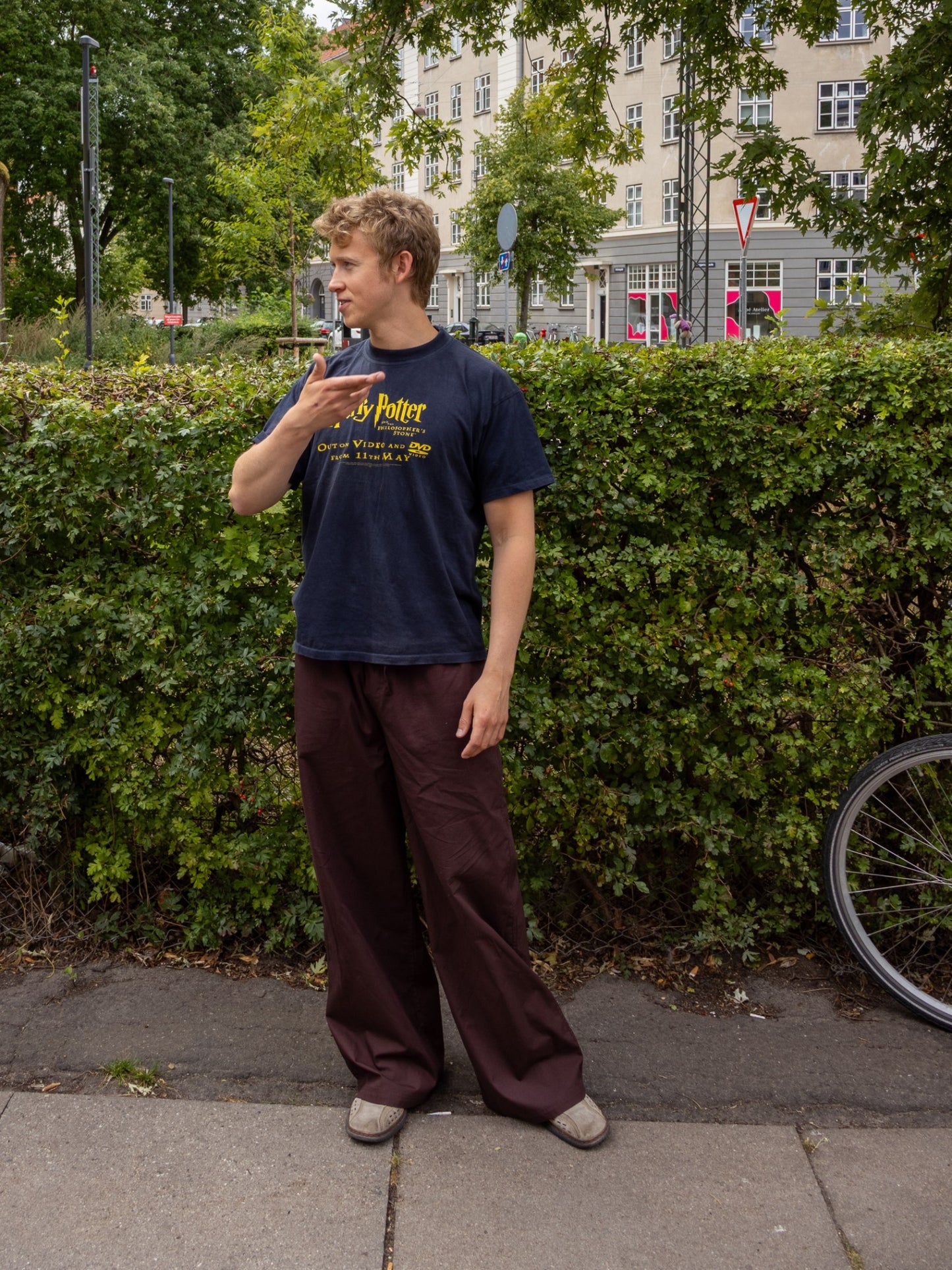 Peter är 188 cm lång och bär storlek L. | mörkbrun