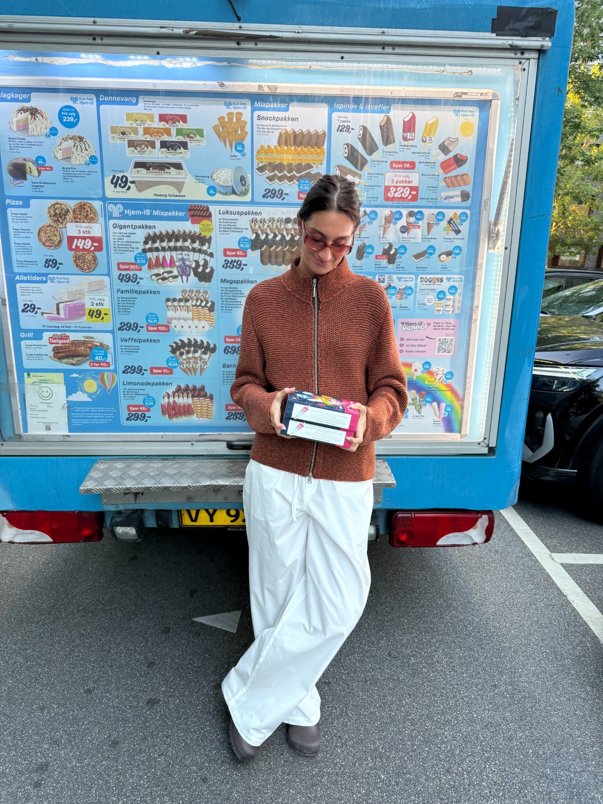 Rose är 176 cm lång och bär storlek M. | vit