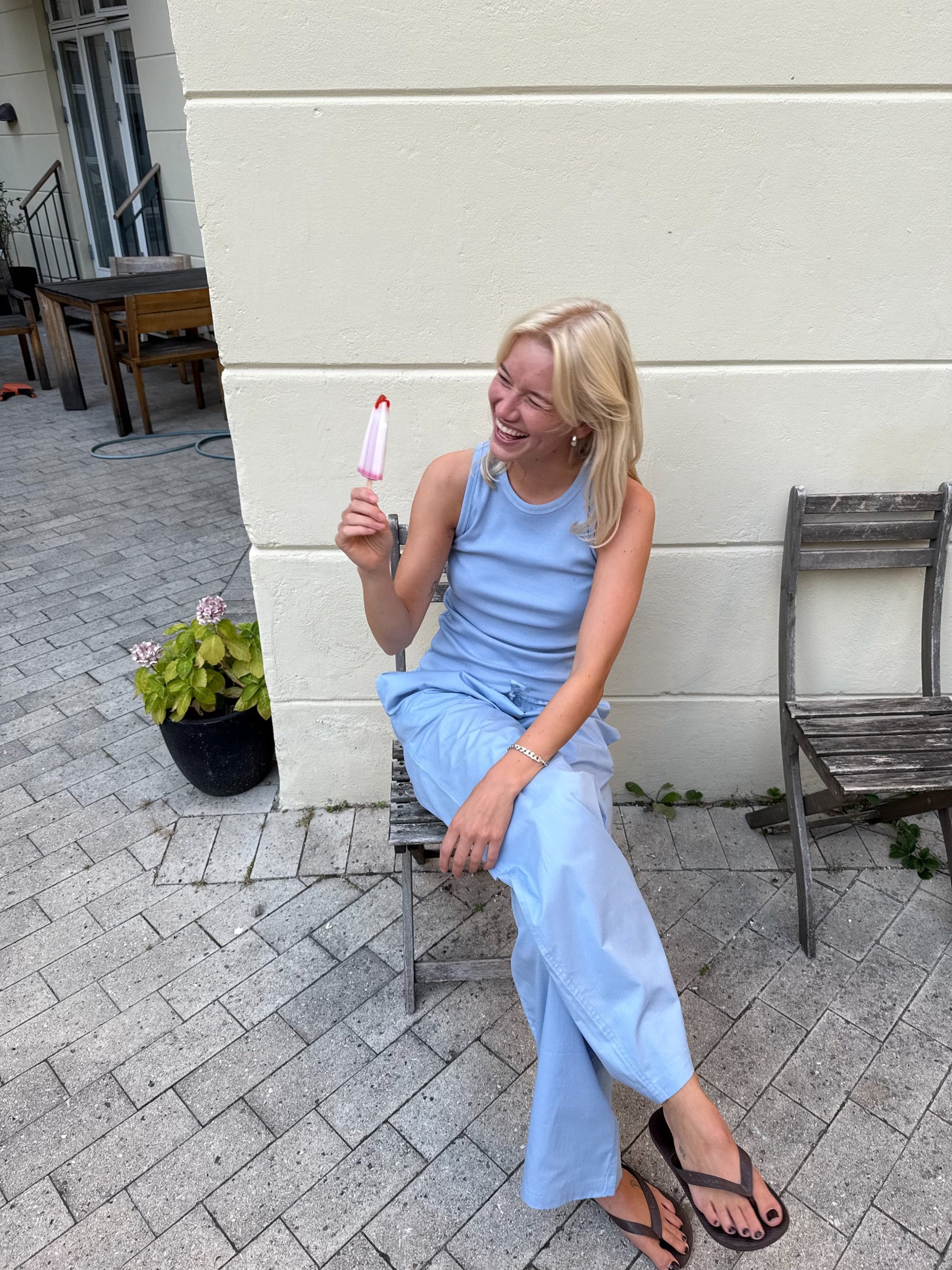 Sofie är 170 cm lång och bär storlek S. | ljusblå