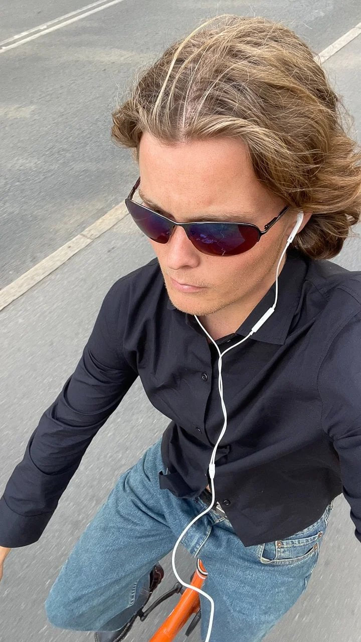 Oliver är 183 cm lång och bär storlek M. | svart