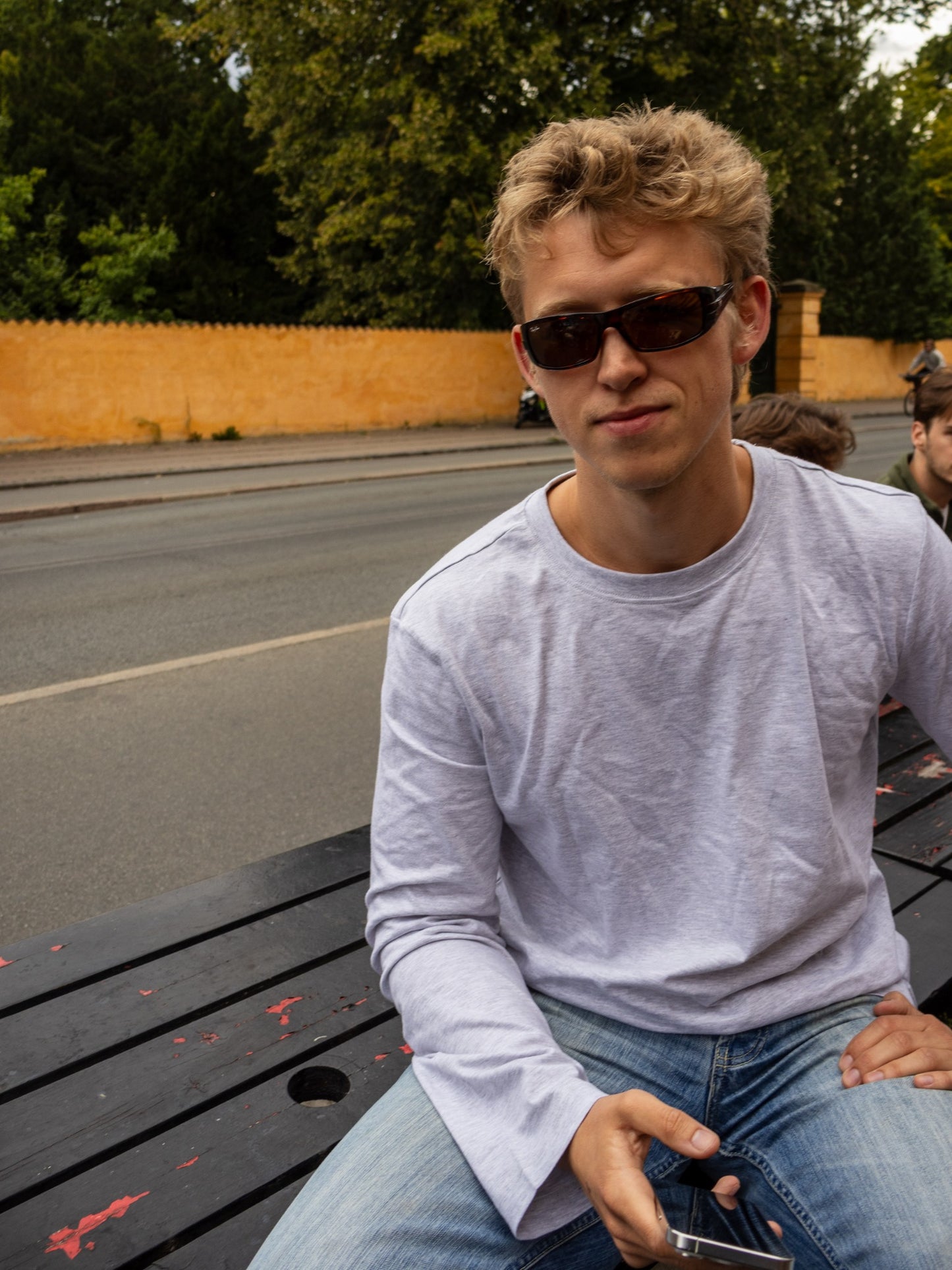 Peter är 188 cm lång och bär storlek L. | grå