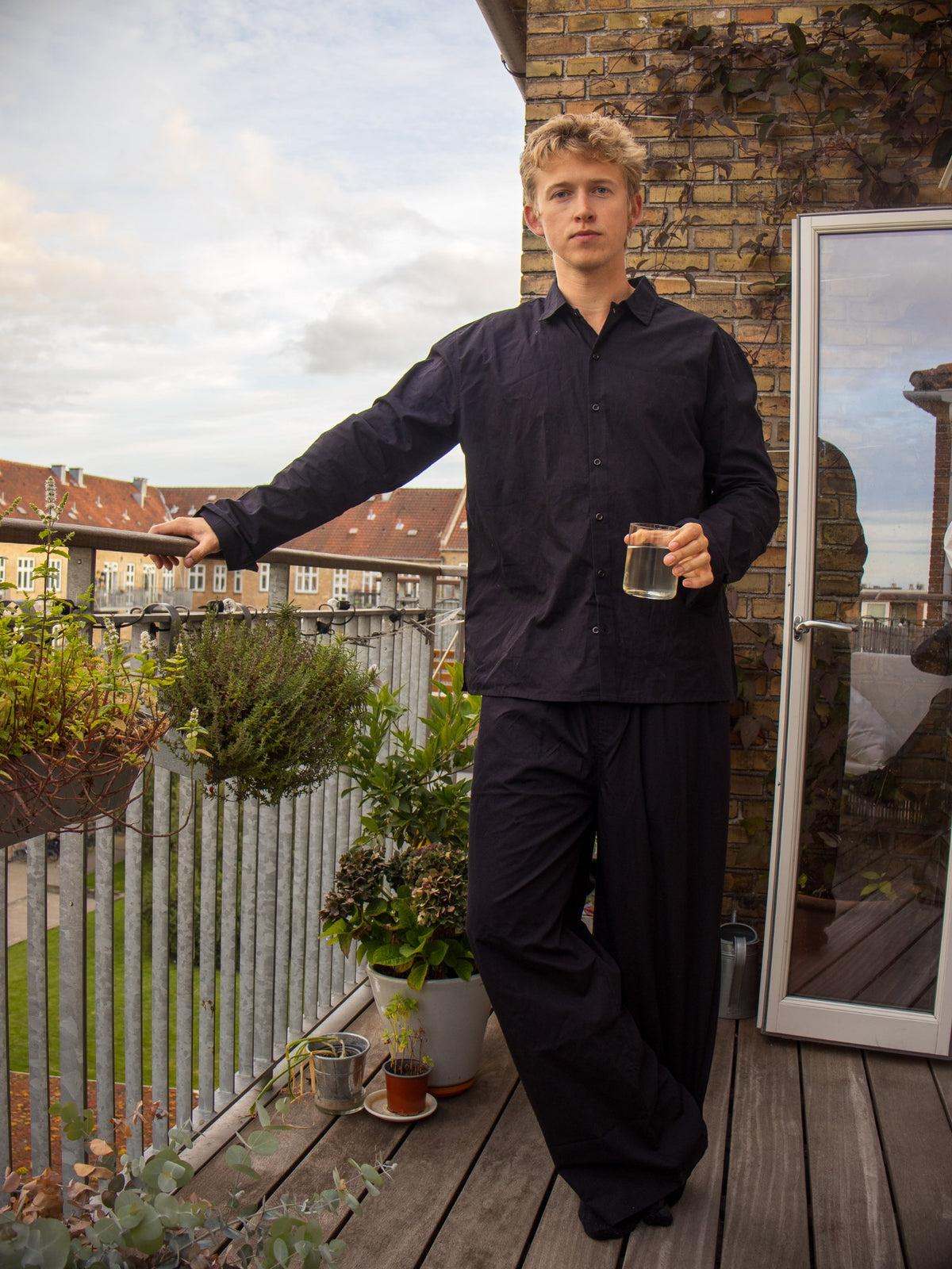 Peter är 188 cm lång och bär storlek L.