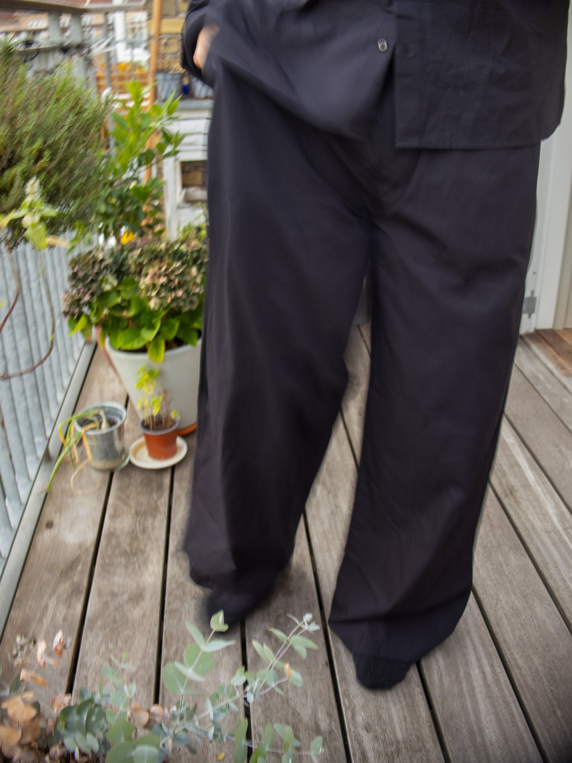 Peter är 188 cm lång och bär storlek L. | svart