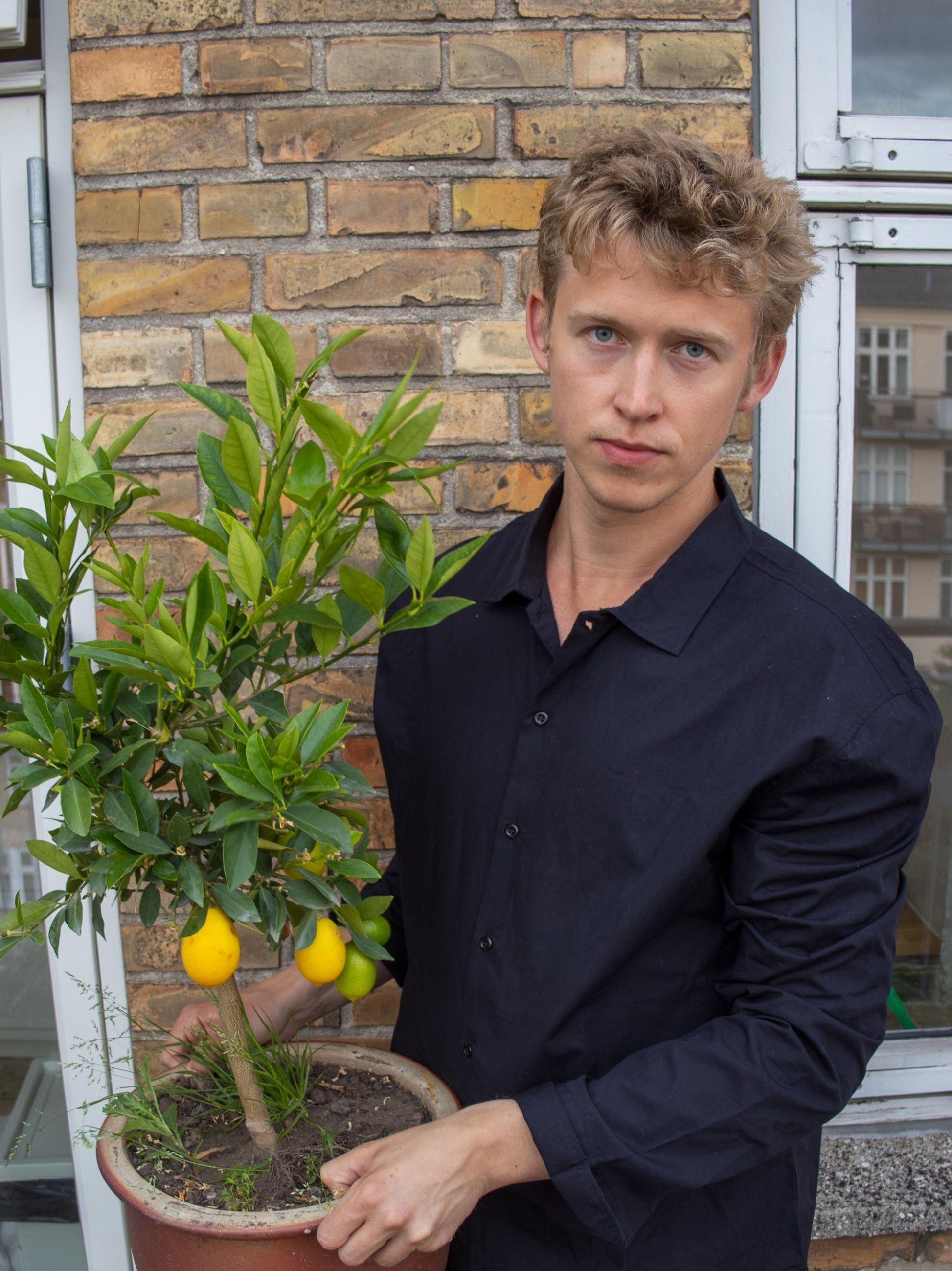 Peter är 188 cm lång och bär storlek L. | svart