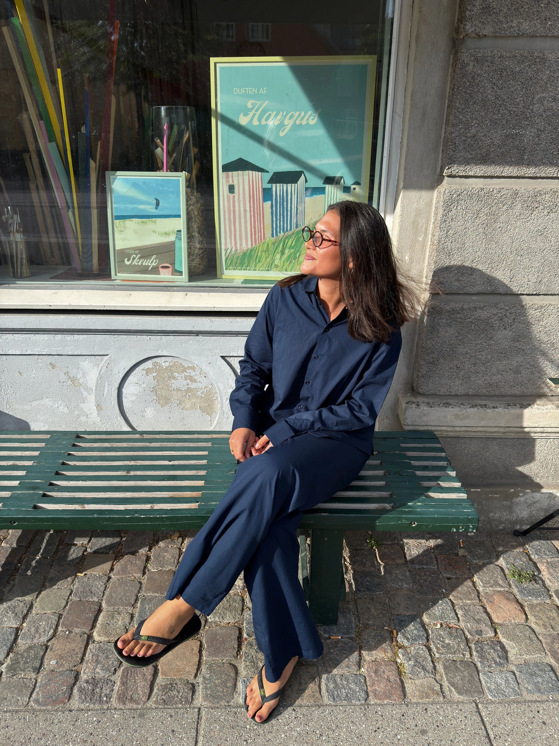 Katja är 170 cm lång och bär storlek M. | mörkblå