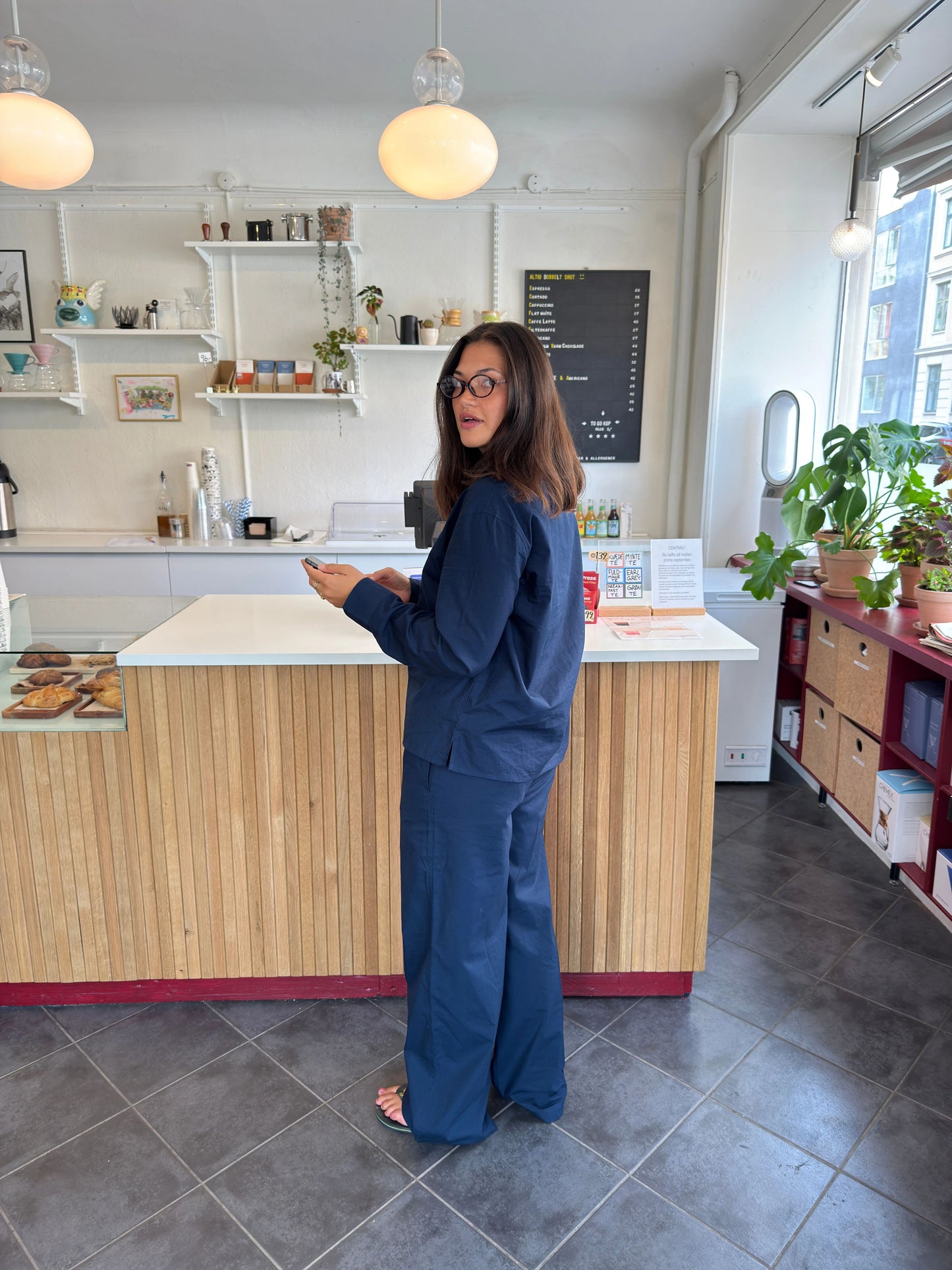 Katja är 170 cm lång och bär storlek M. | mörkblå