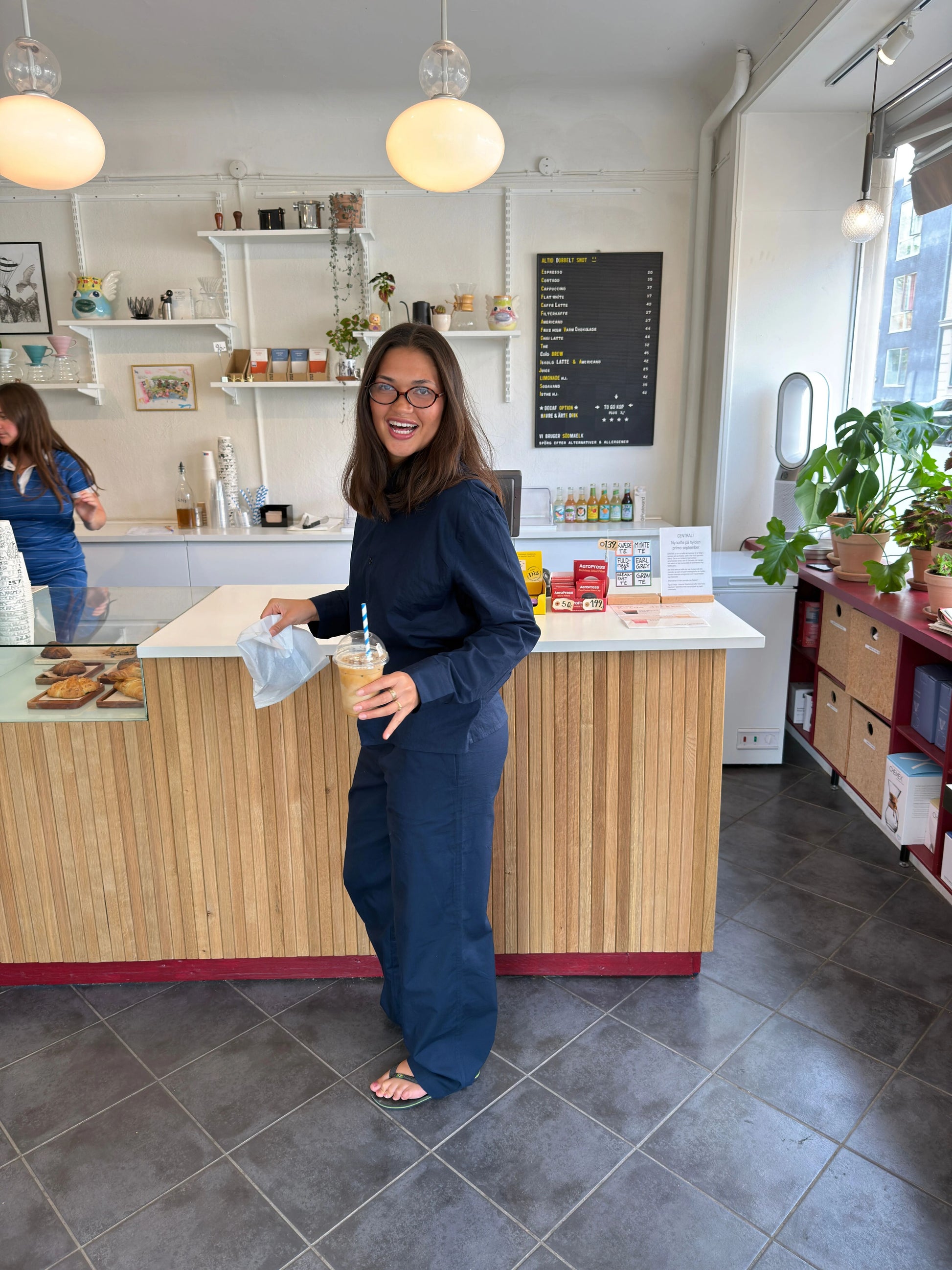 Katja är 170 cm lång och bär storlek M. | mörkblå