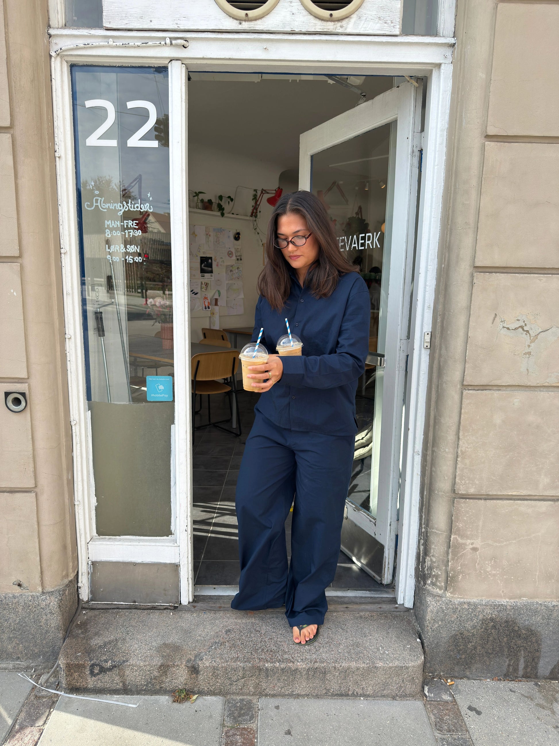 Katja är 170 cm lång och bär storlek M. | mörkblå