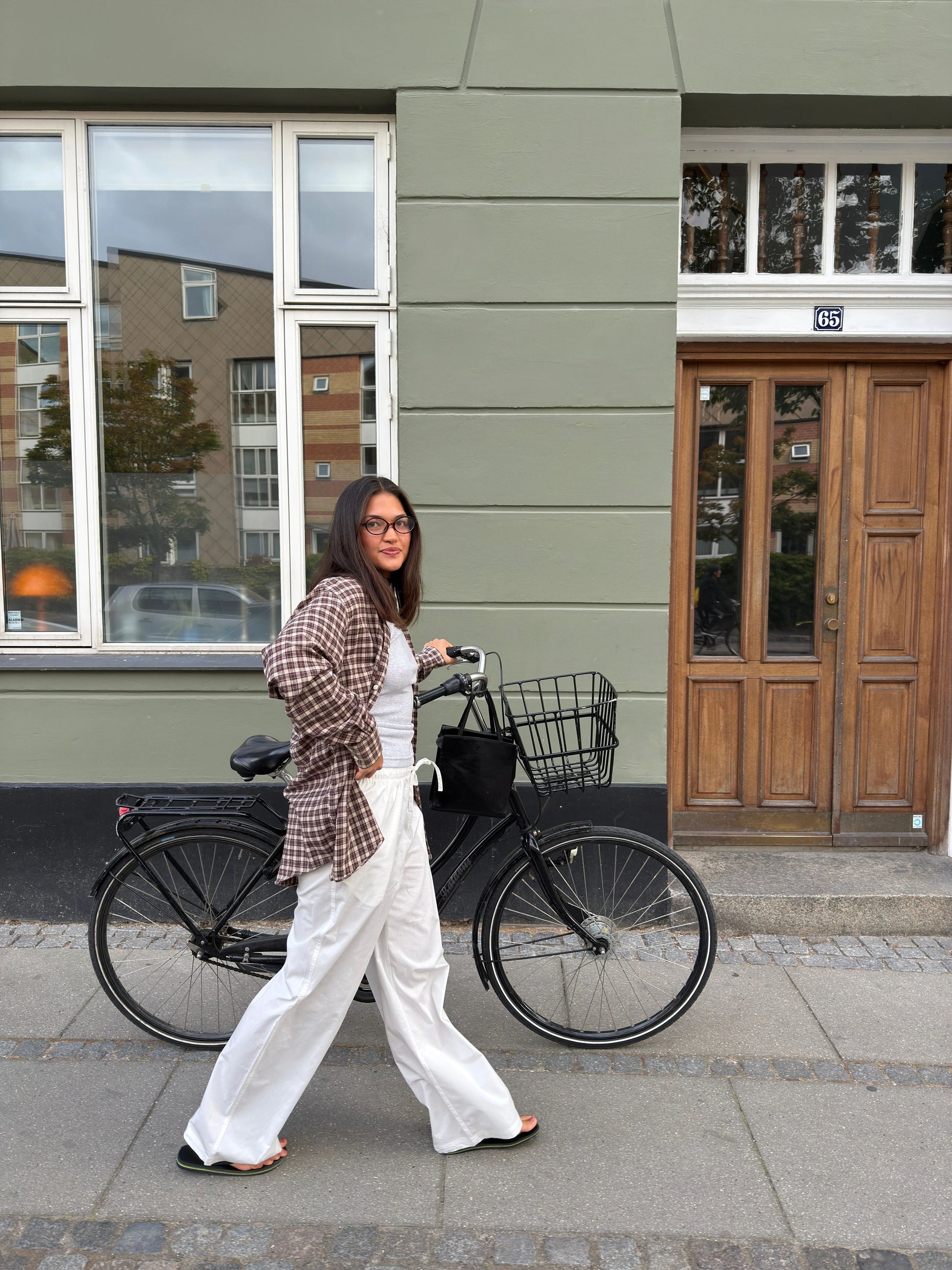 Katja är 170 cm lång och bär storlek M. | vit