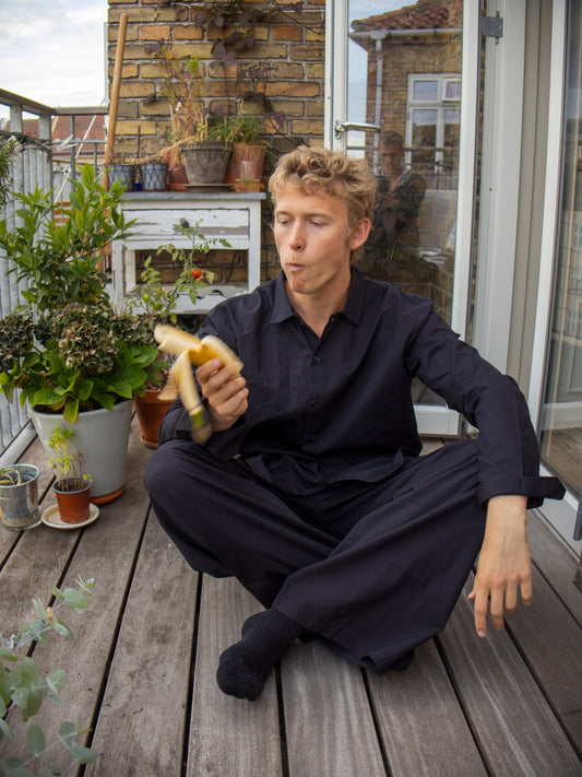 Peter är 188 cm lång och bär storlek L.