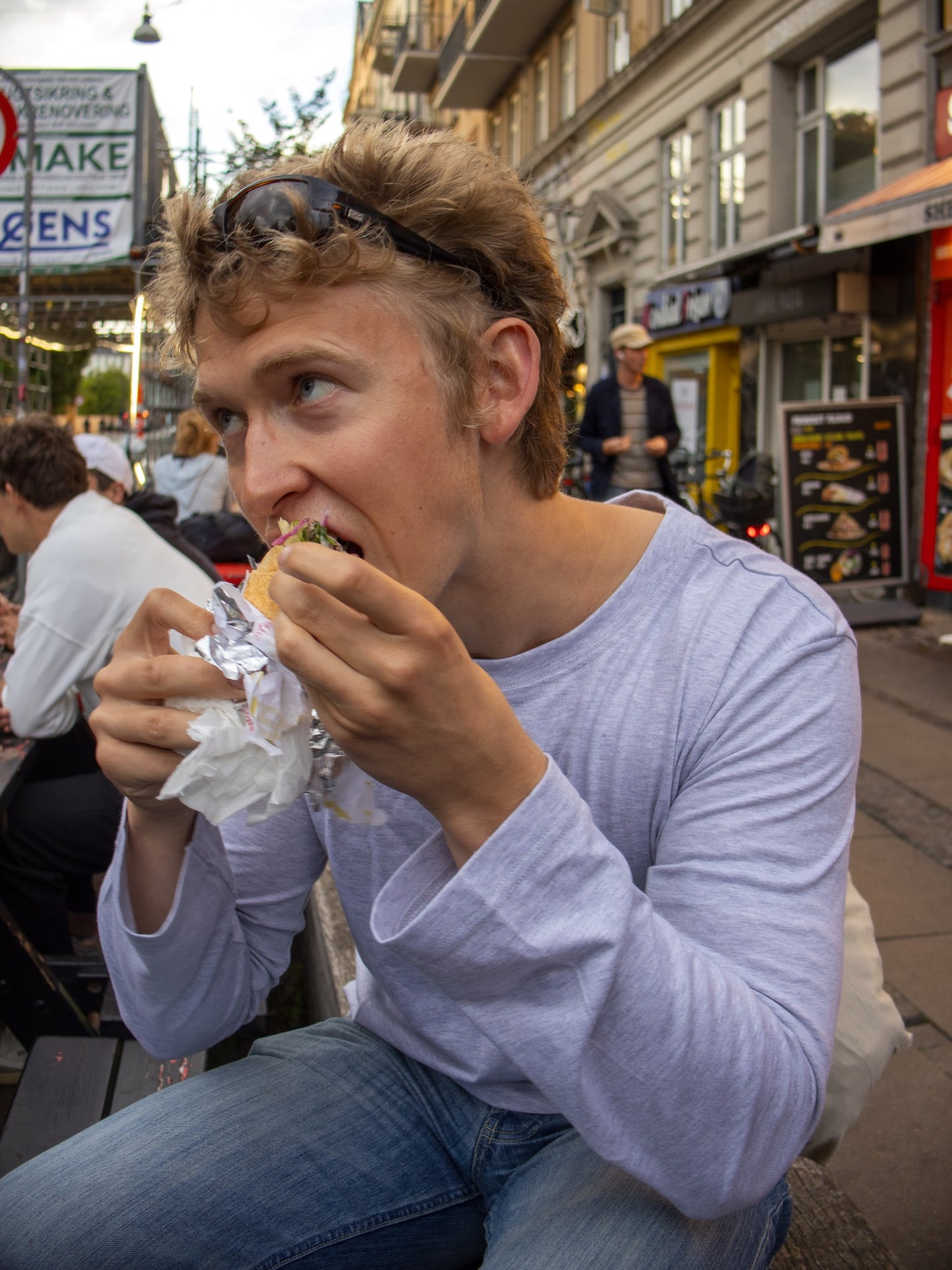 Peter är 188 cm lång och bär storlek L. | grå