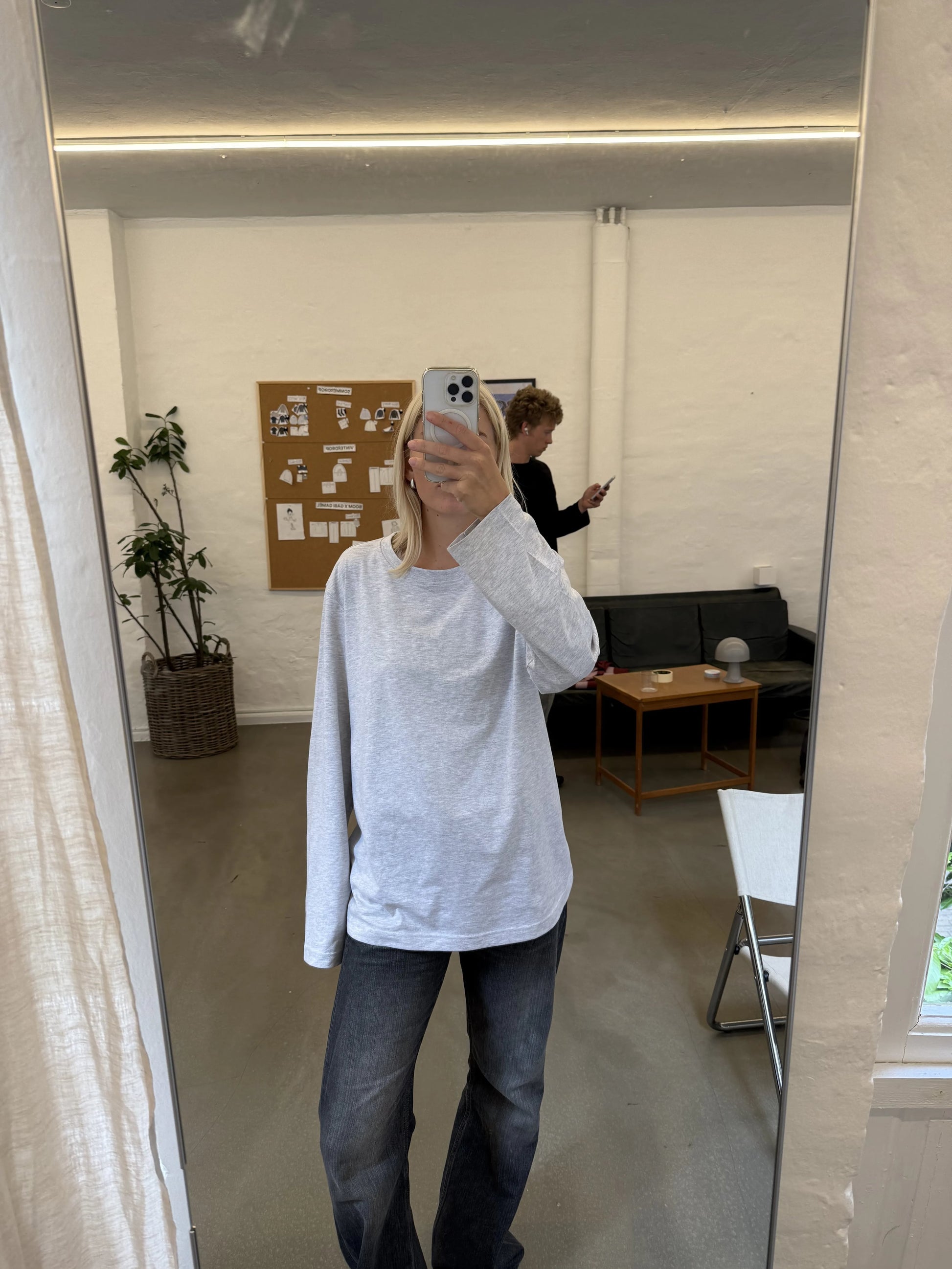 Sofie är 170 cm lång och bär storlek L | grå