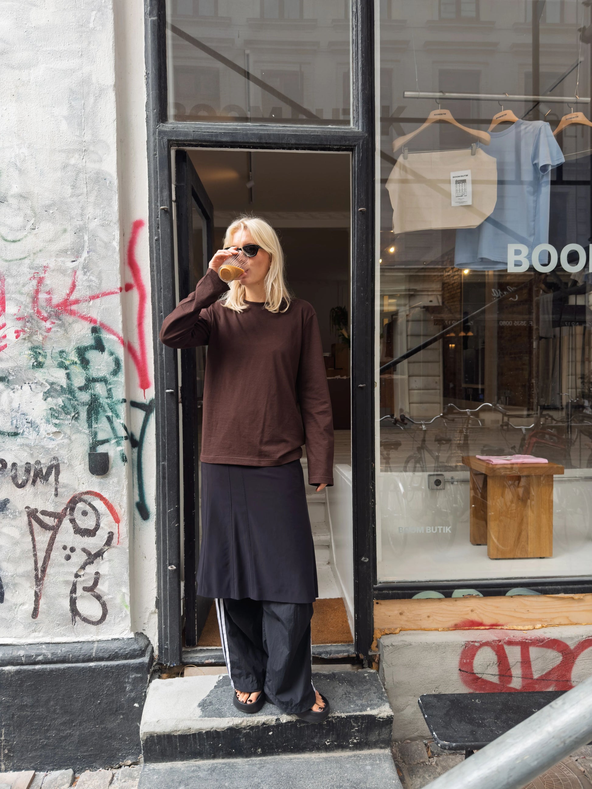 Sofie är 170 cm lång och bär storlek M. | mörkbrun