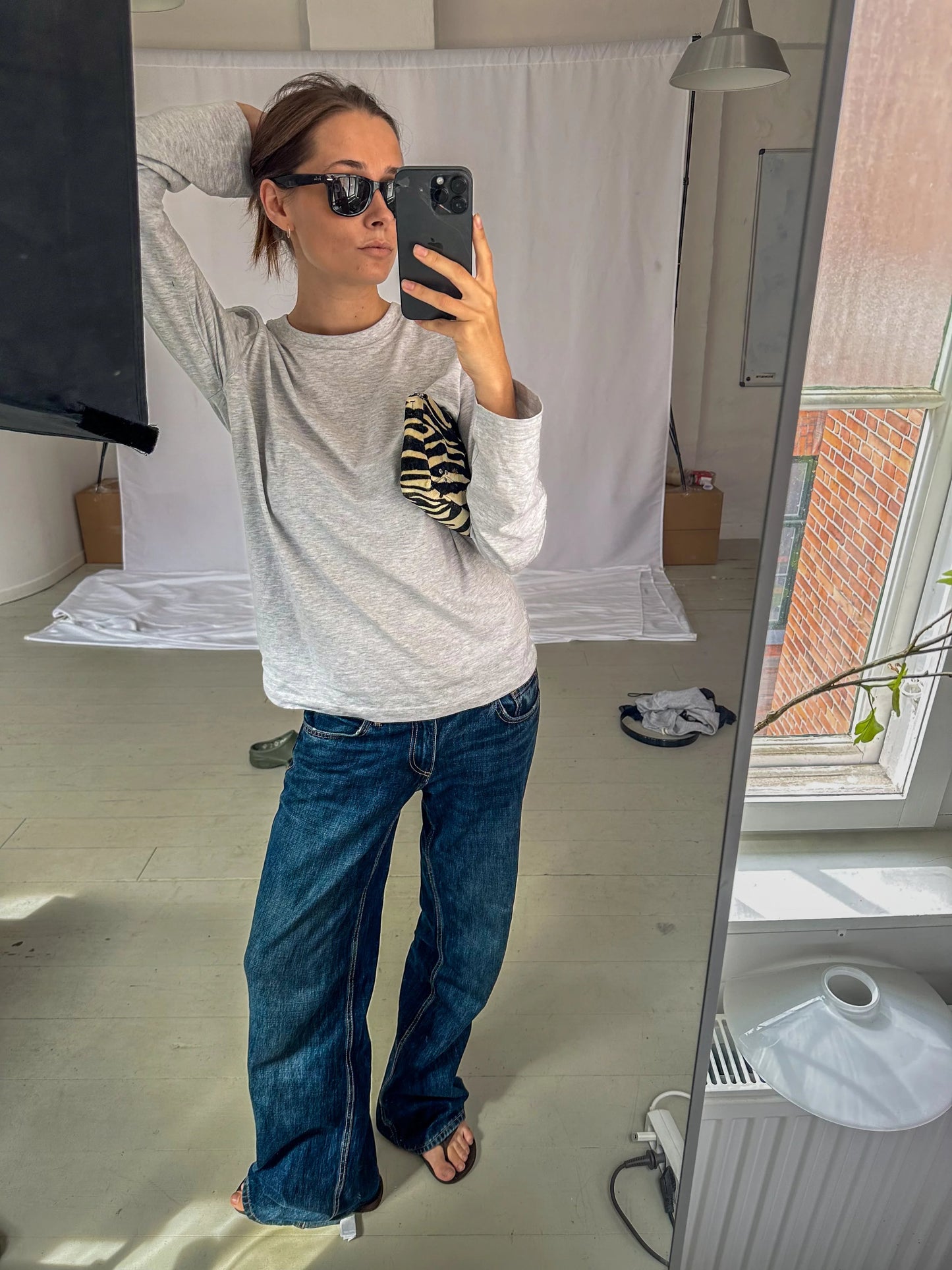 Celine är 168 cm lång och bär storlek M. | grå