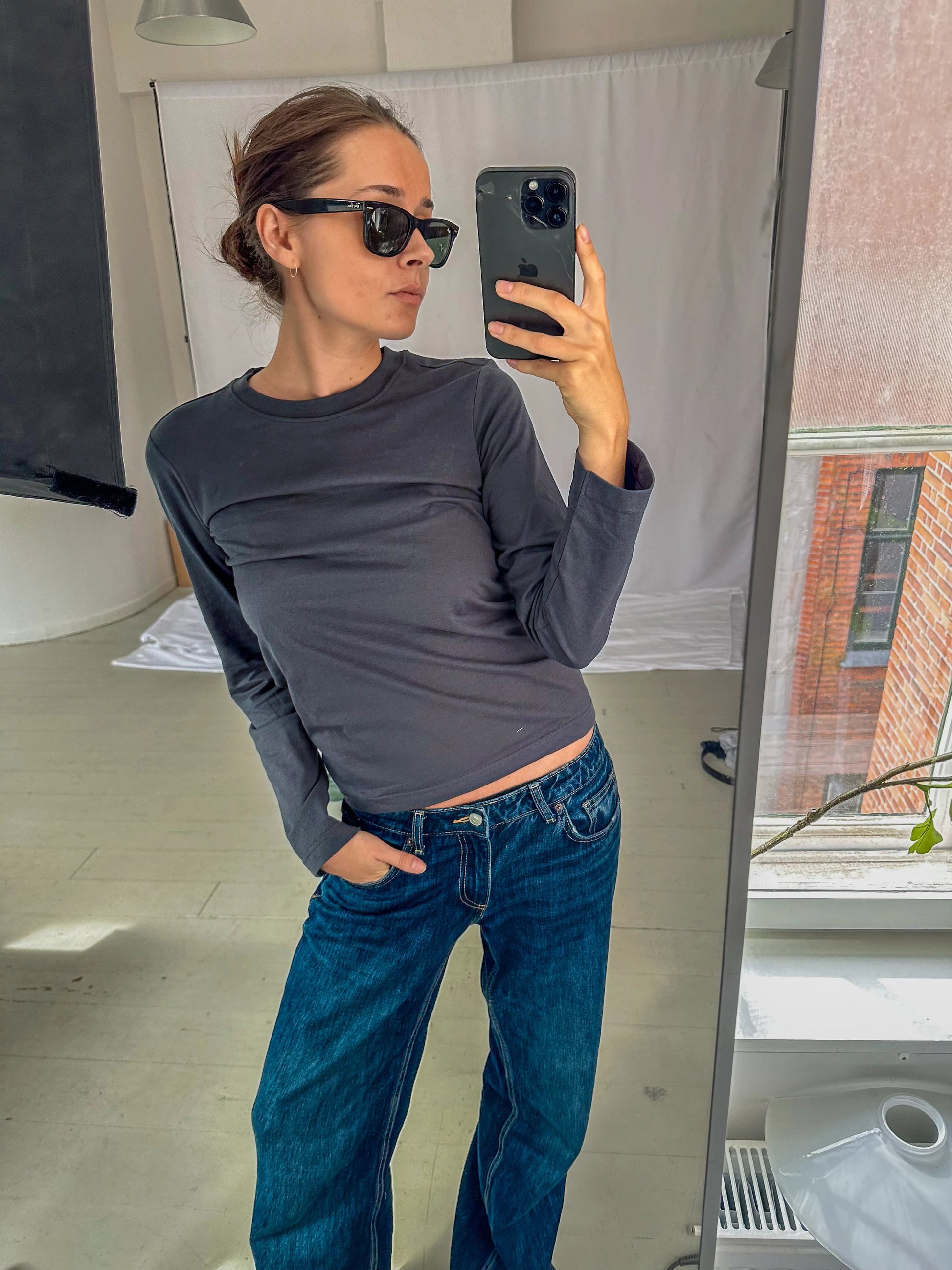 Celine är 168 cm lång och bär storlek XS. | mörkgrå