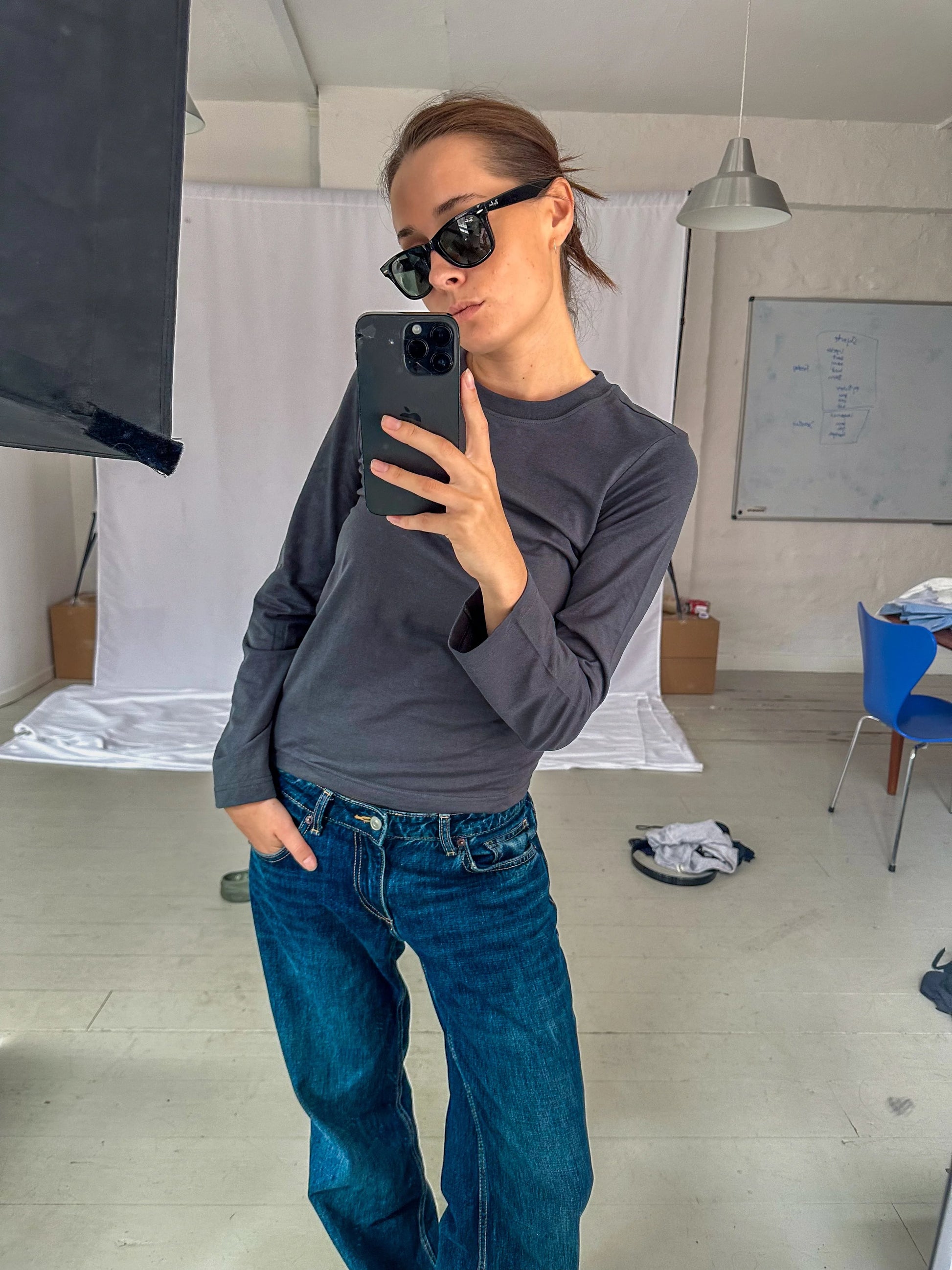 Celine är 168 cm lång och bär storlek XS. | mörkgrå