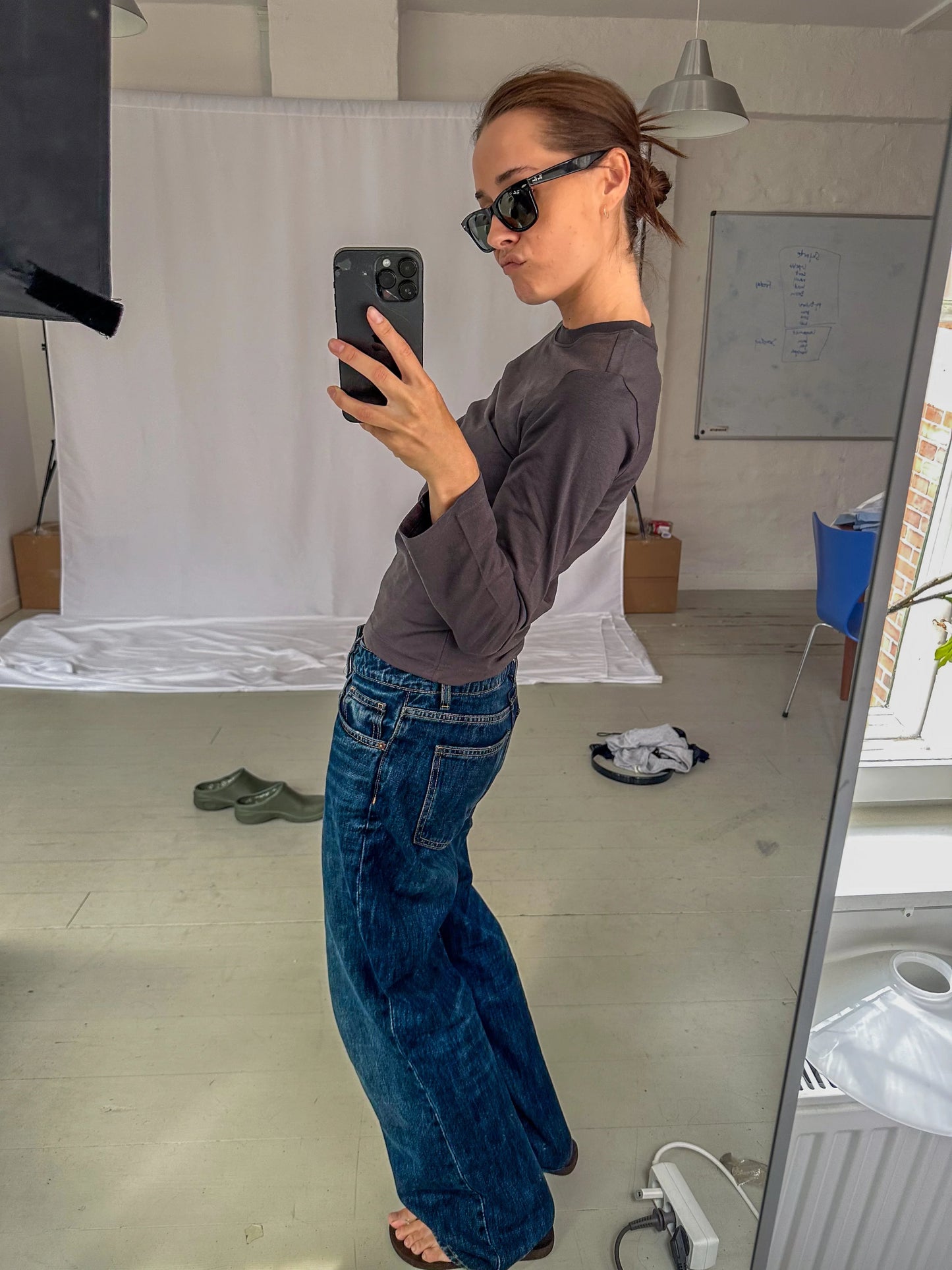 Celine är 168 cm lång och bär storlek XS. | mörkgrå