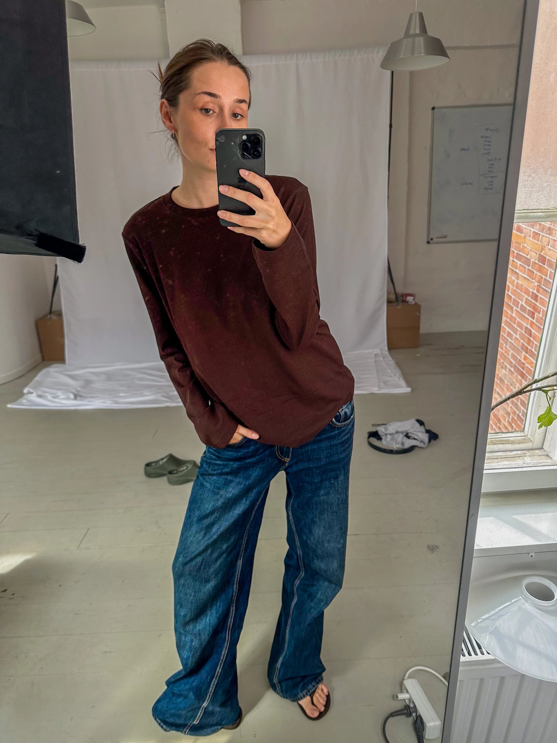 Celine är 168 cm lång och bär storlek M. | mörkbrun