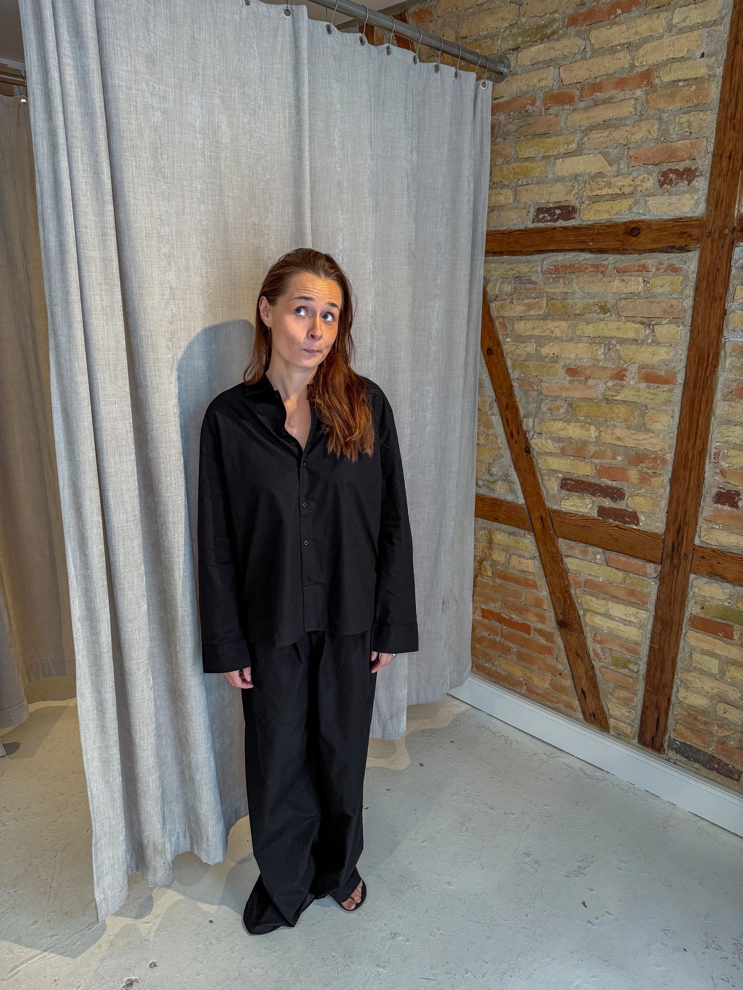 Celine är 168 cm lång och bär storlek M. | svart