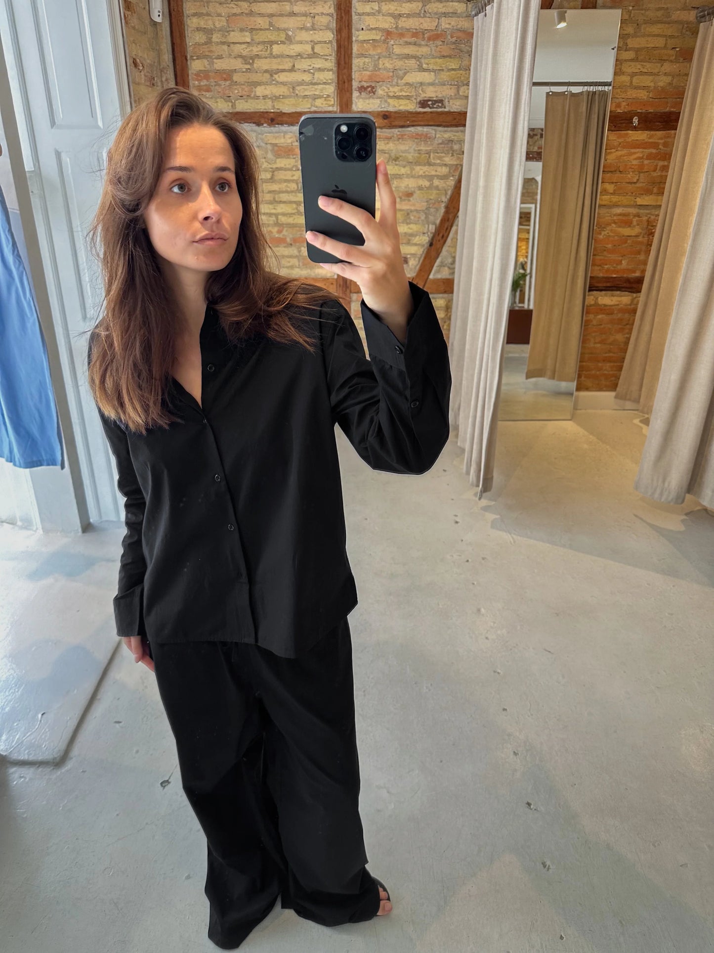 Celine är 168 cm lång och bär storlek M. | svart