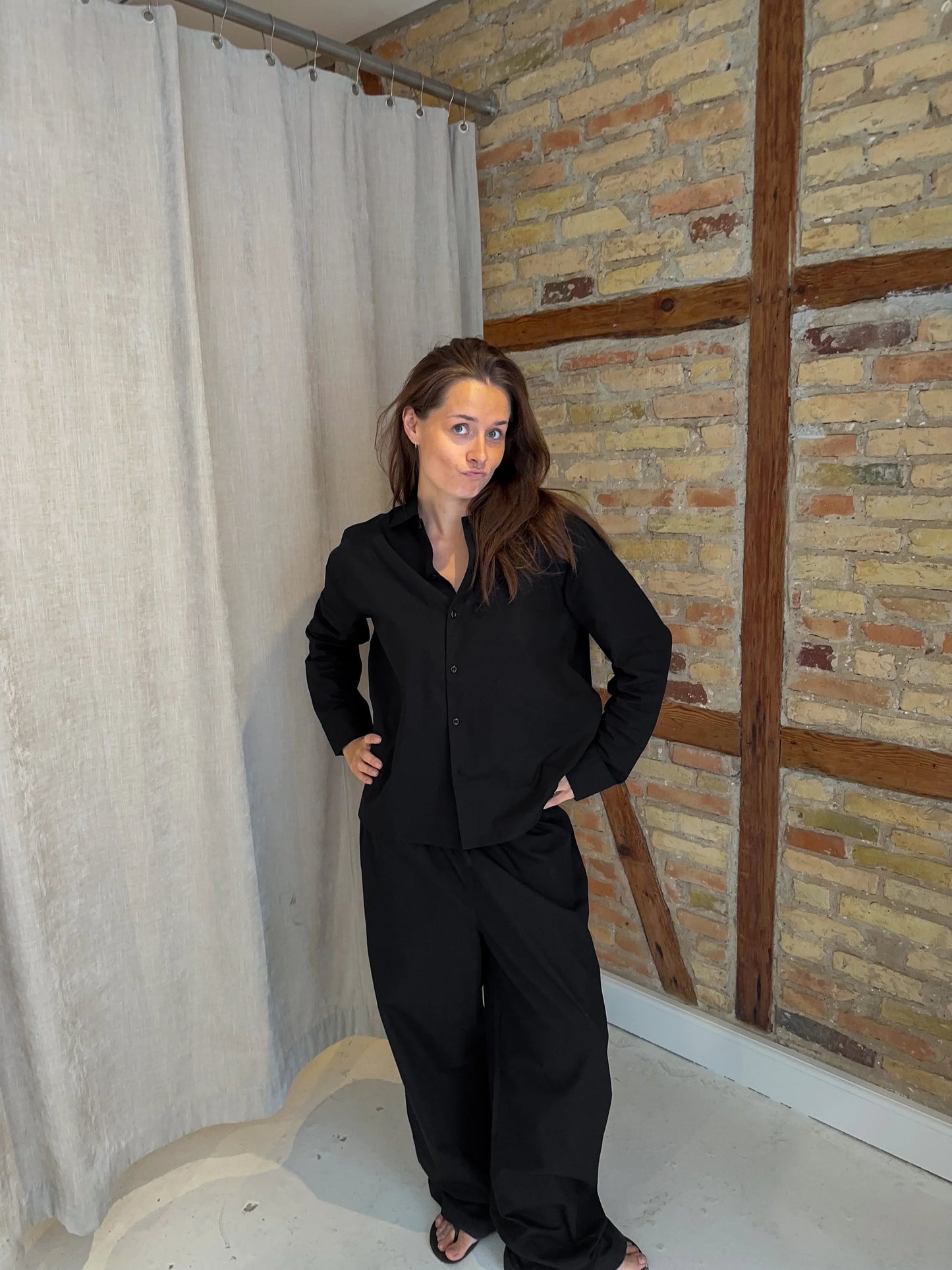 Celine är 168 cm lång och bär storlek M. | svart