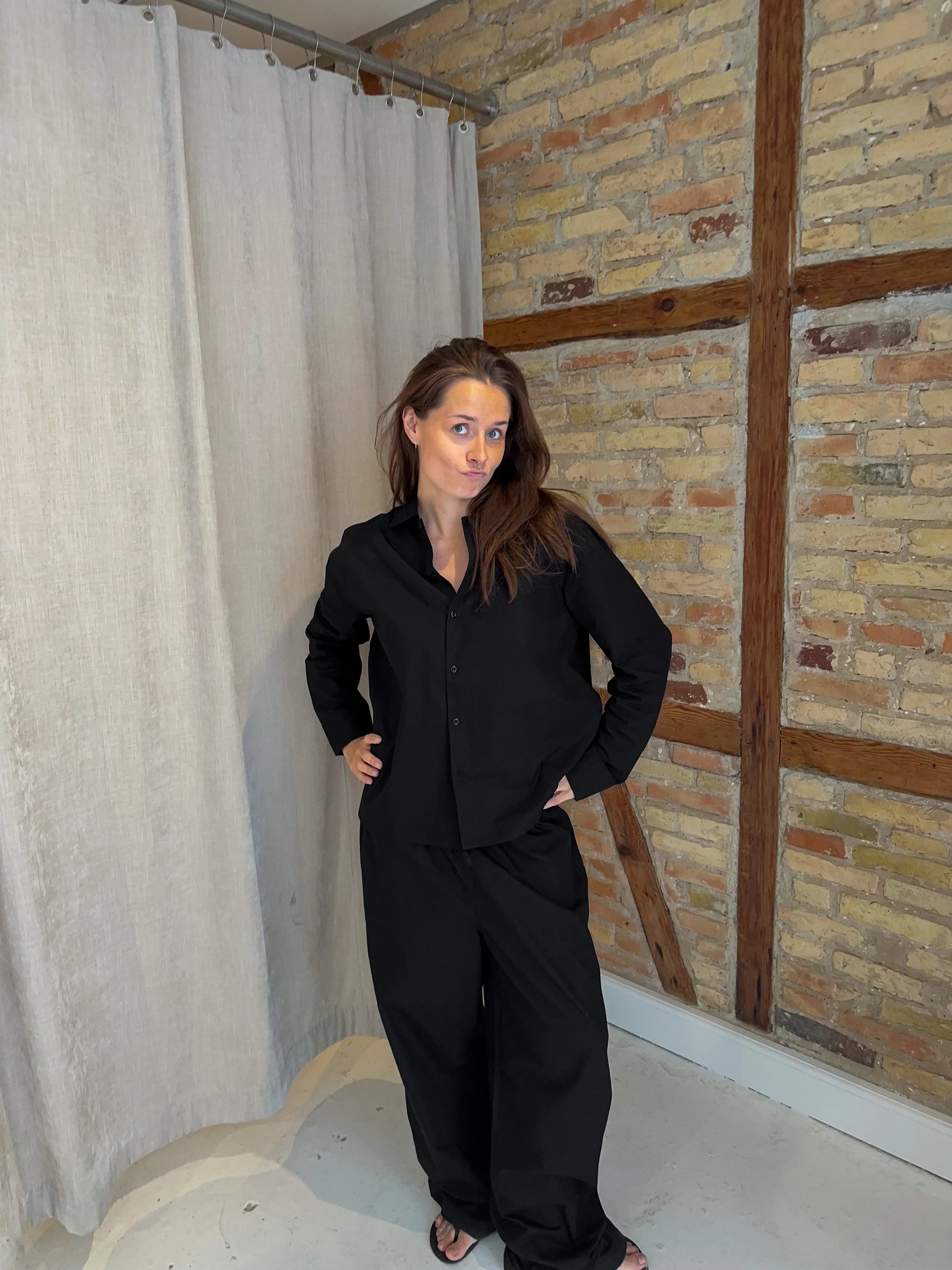 Celine är 168 cm lång och bär storlek M. | svart