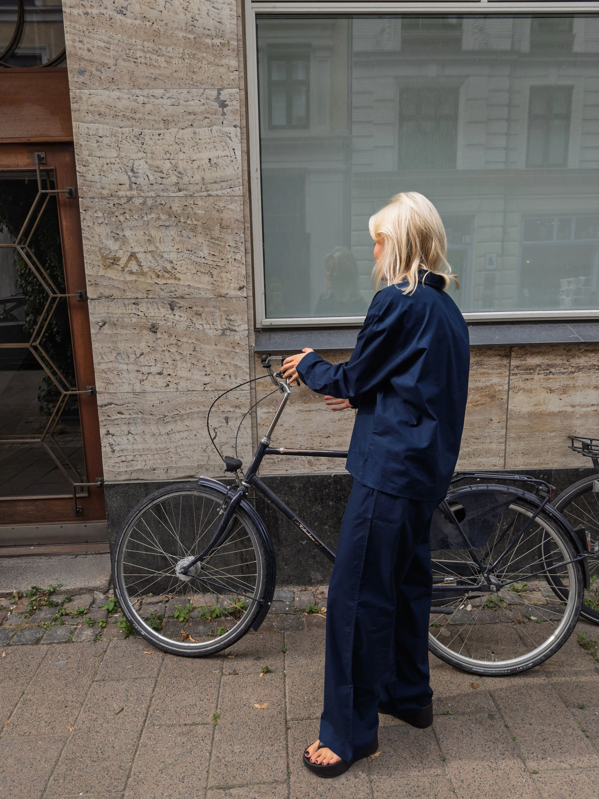 Sofie är 170 cm lång och bär storlek M.
