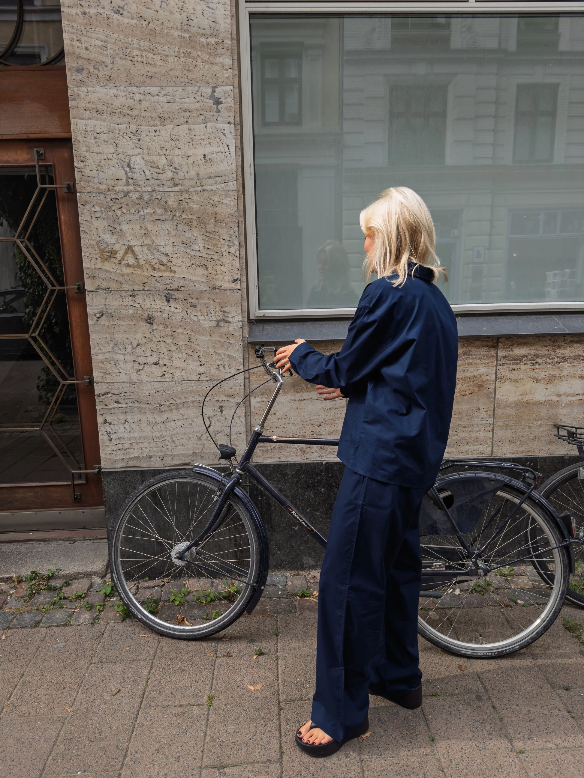 Sofie är 170 cm lång och bär storlek M. | mörkblå