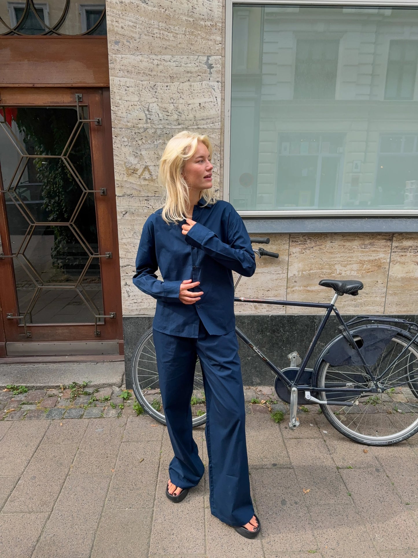 Sofie är 170 cm lång och bär storlek M. | mörkblå