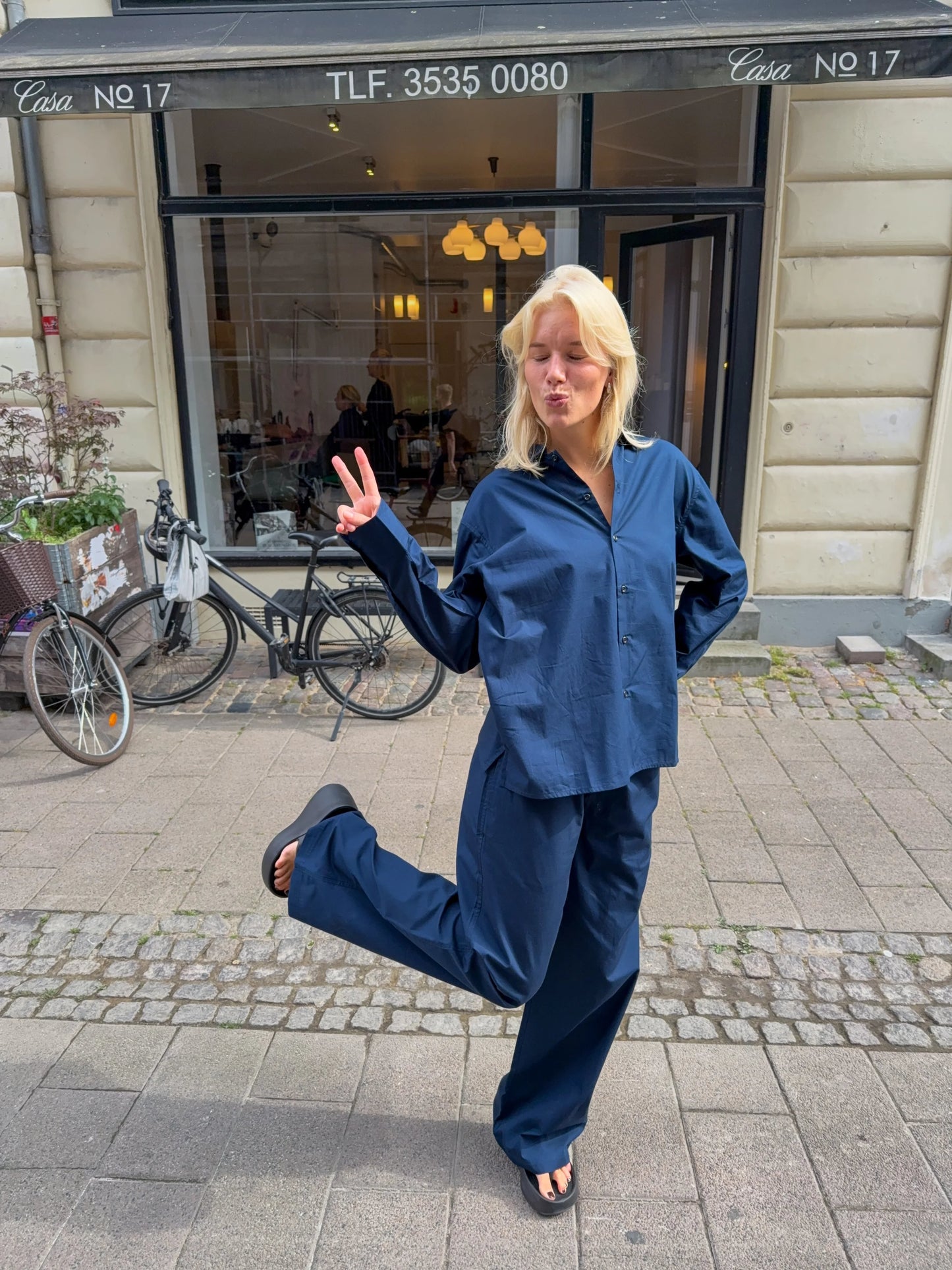 Sofie är 170 cm lång och bär storlek M. | mörkblå